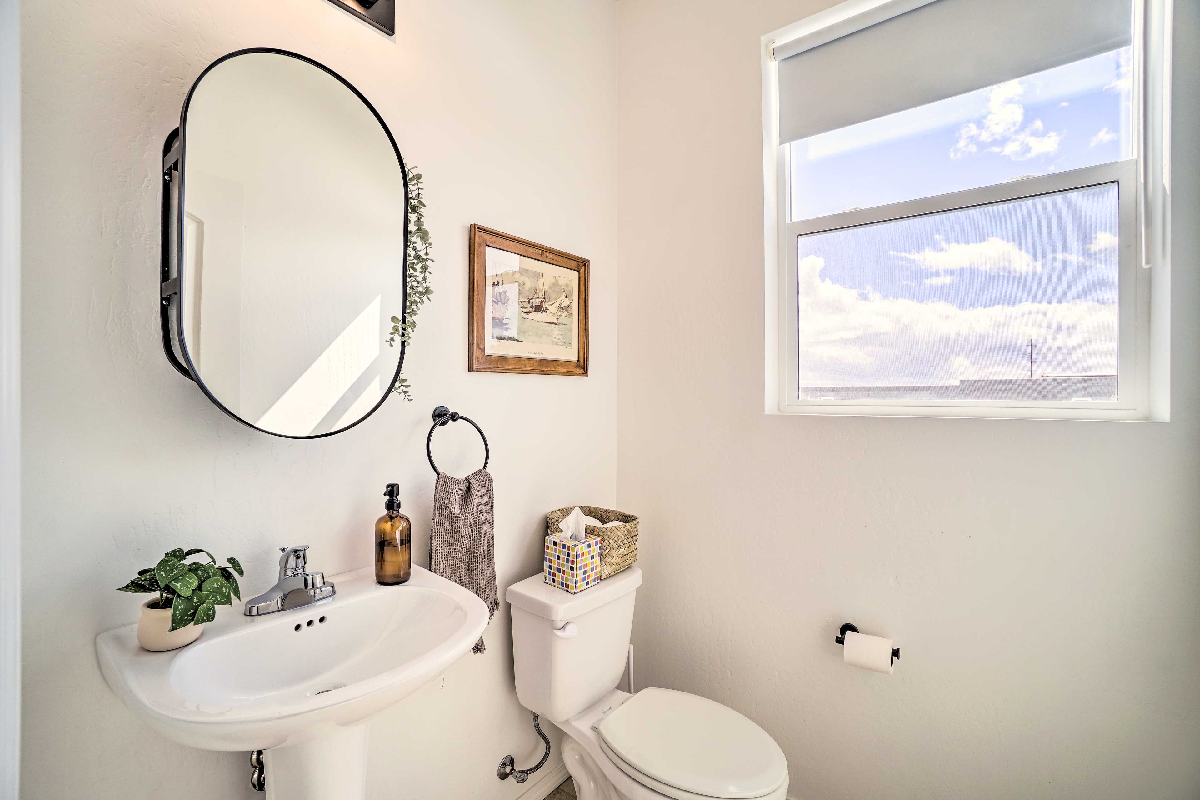 Half Bathroom | 1st Floor | Towels Provided
