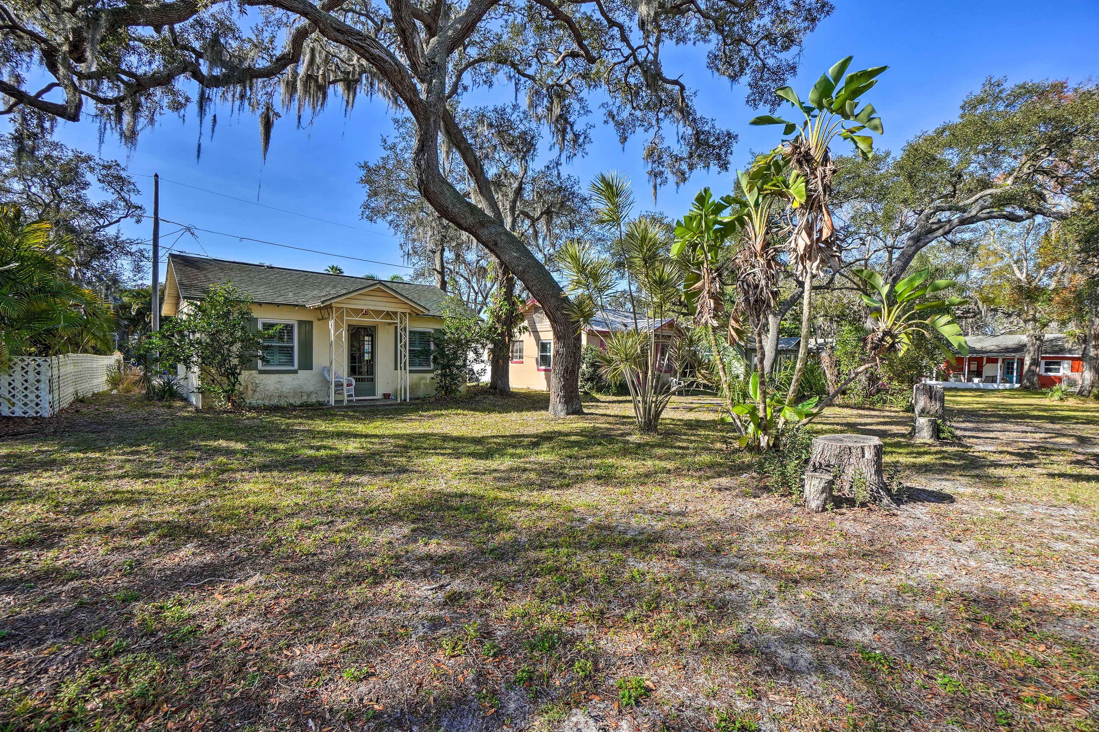 Property Exterior | Driveway (2 Vehicles)