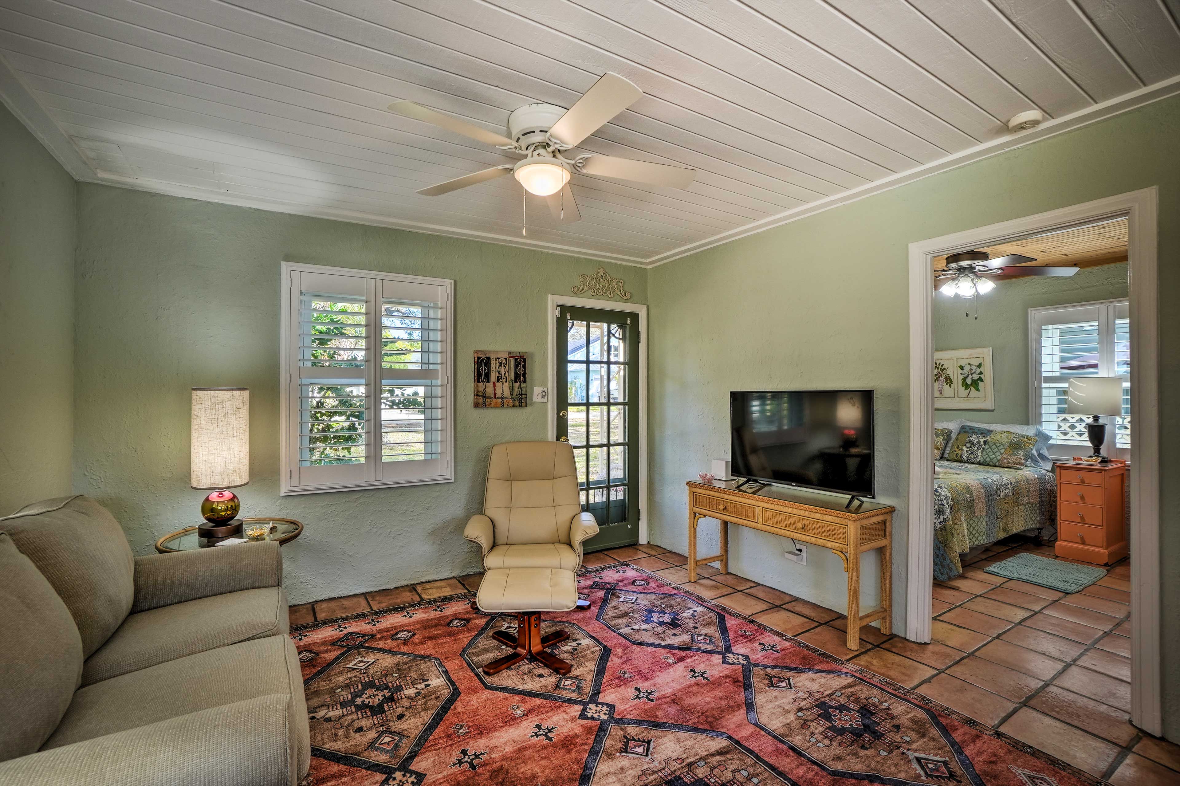 Living Room | Smart TV | Free WiFi | Mini-Split A/C
