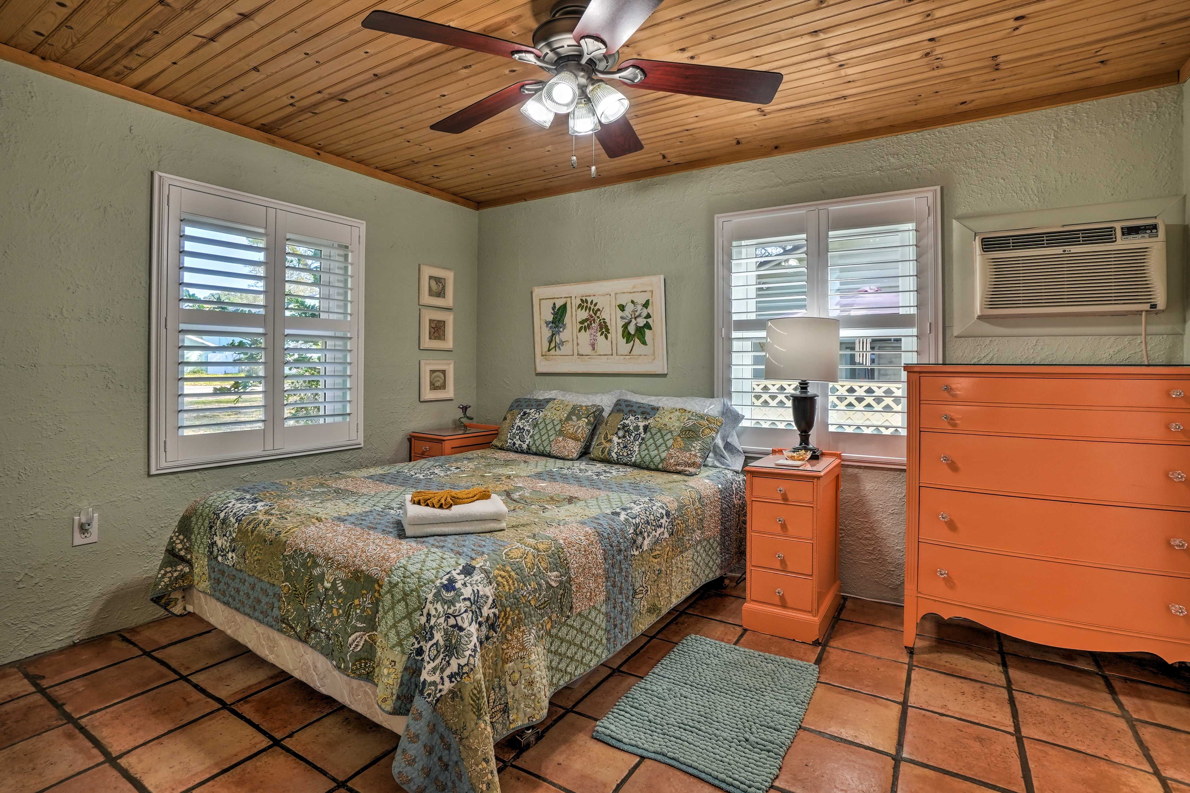 Bedroom | Queen Bed