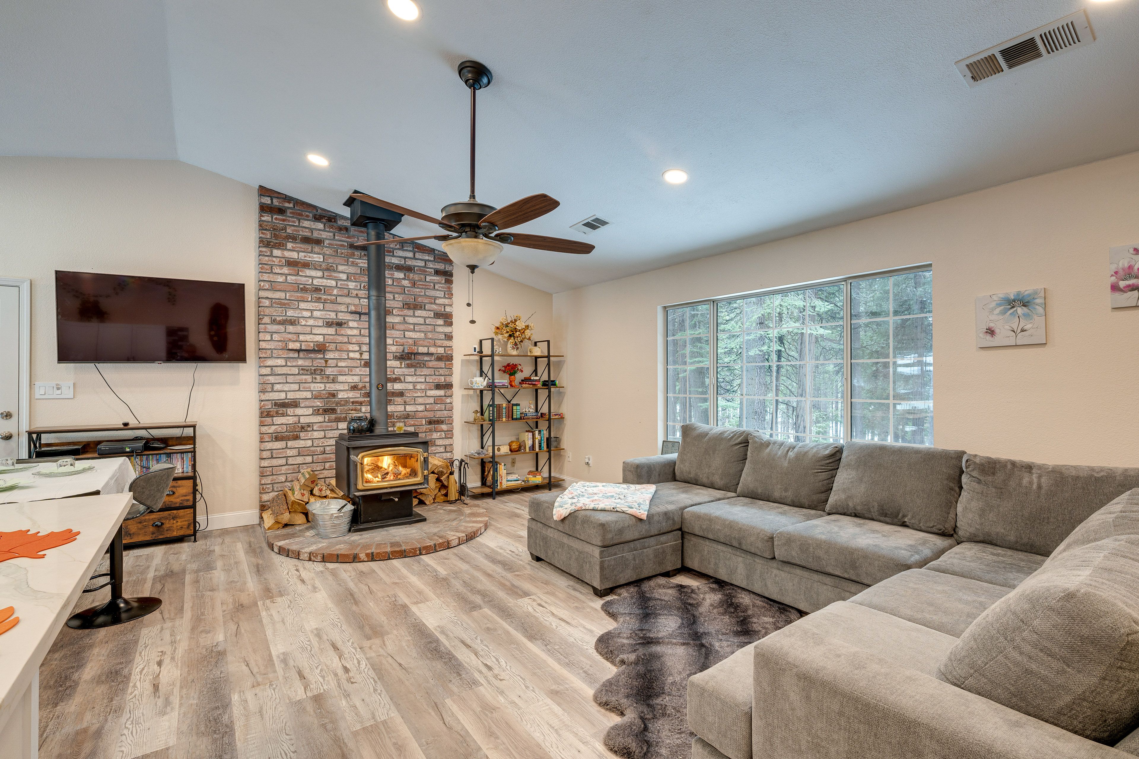 Living Room | Free WiFi | Central A/C | Smart TV