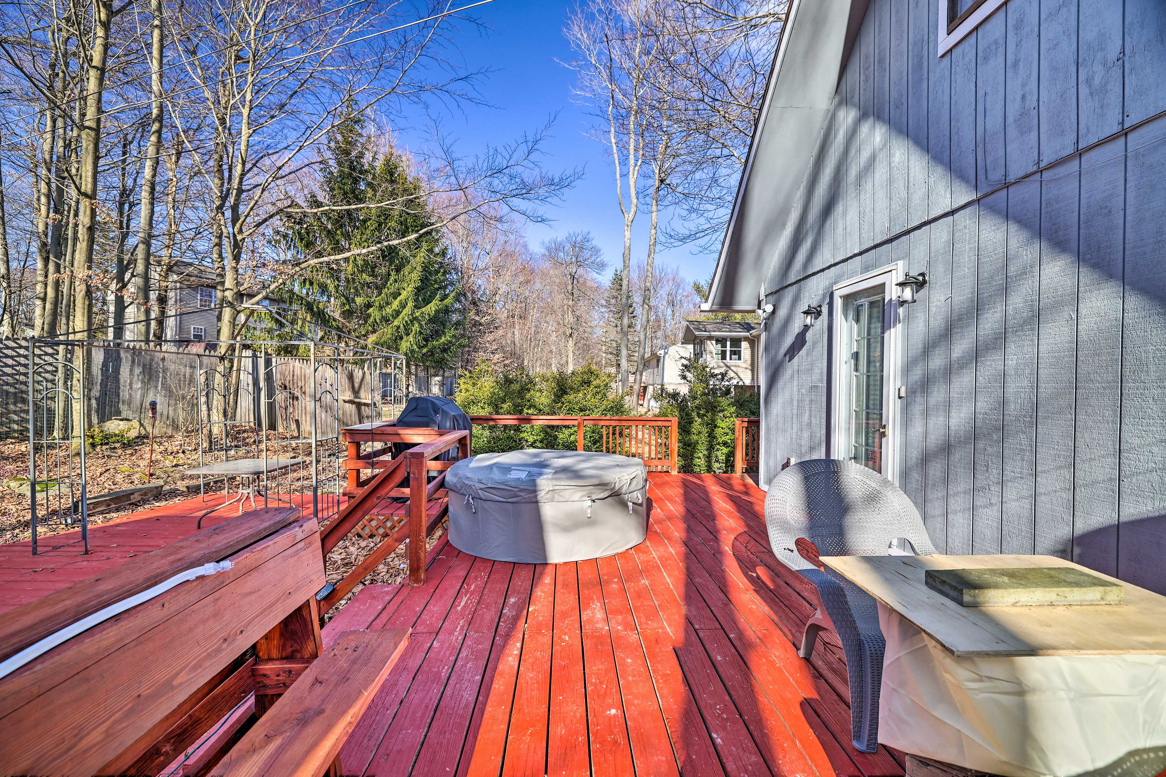 Deck | Portable Hot Tub | Gas Grill | Fire Pit
