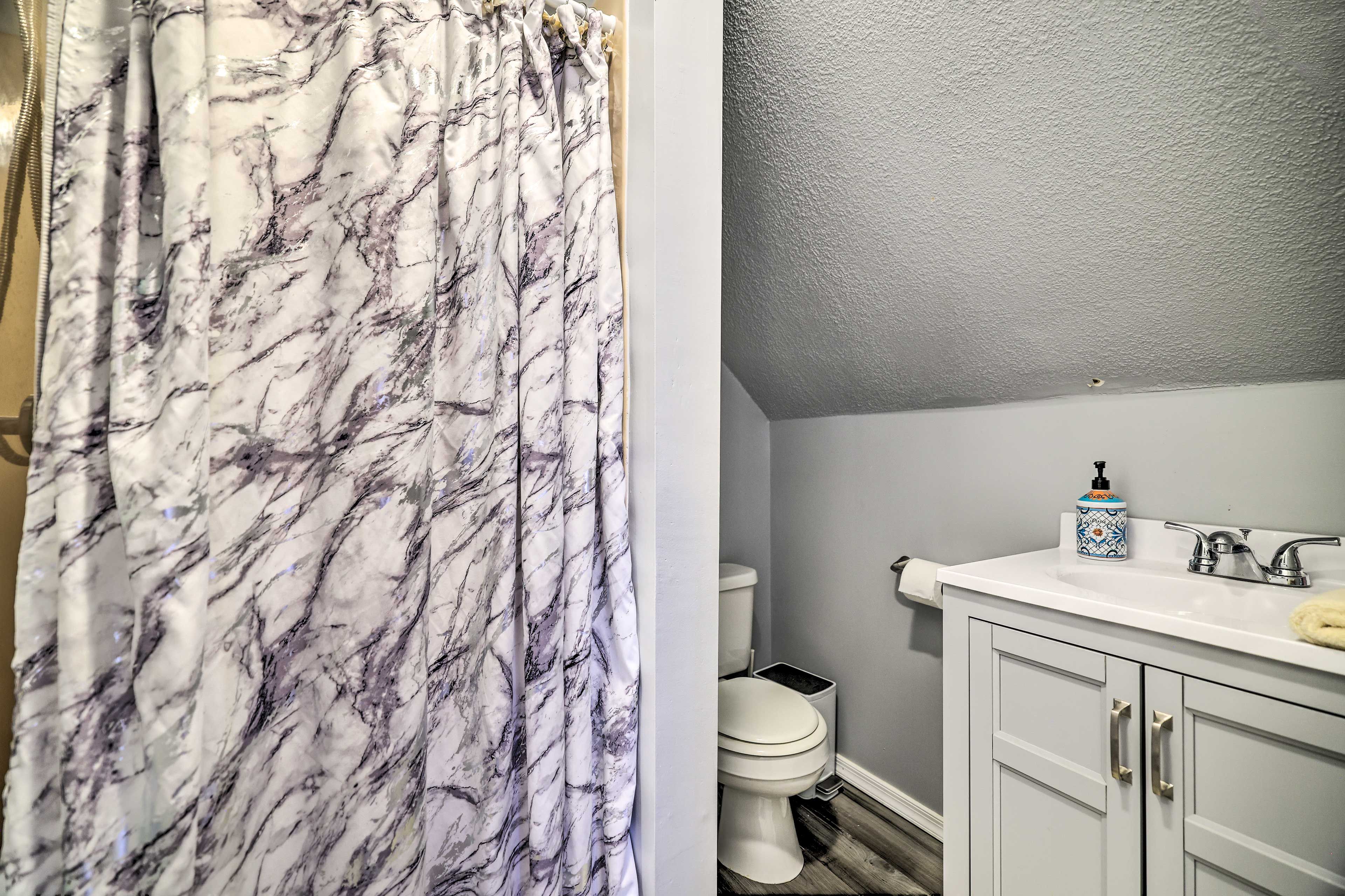 Full Bathroom | 2nd Floor