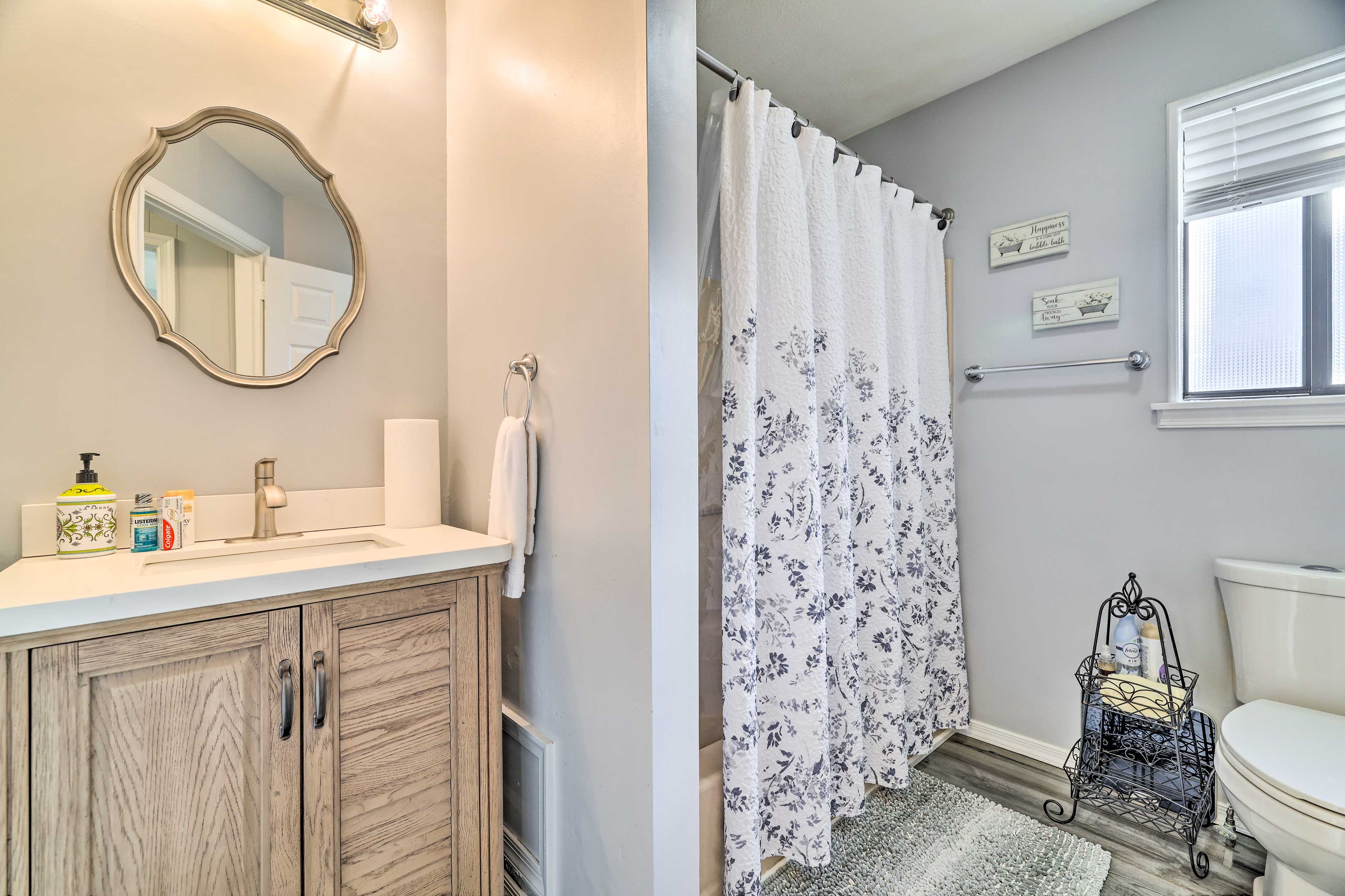 Full Bathroom | 1st Floor | Towels Provided | Complimentary Toiletries