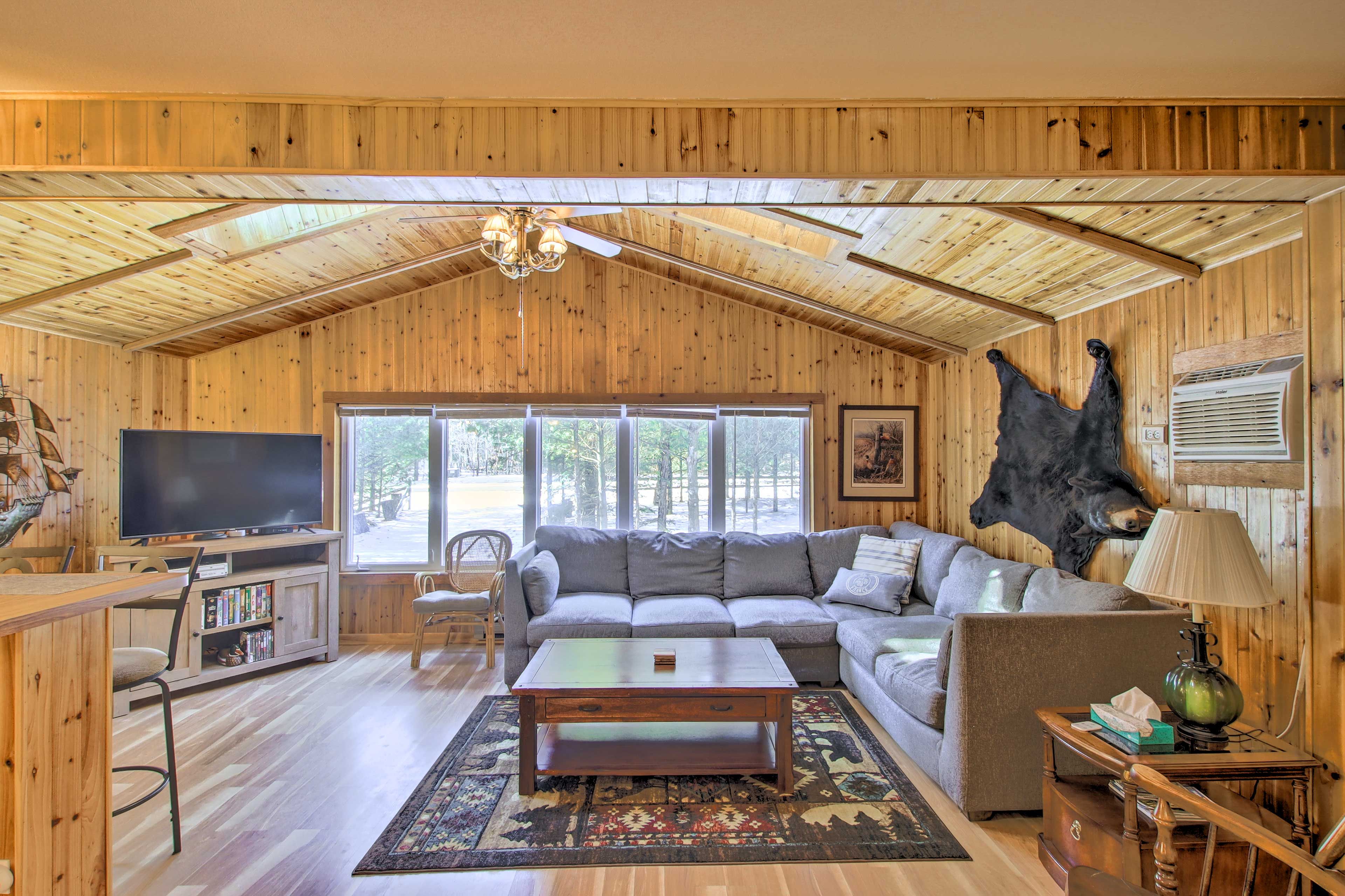 Living Room | Free WiFi | Smart TV | Wood-Burning Fireplace (Wood Not Provided)