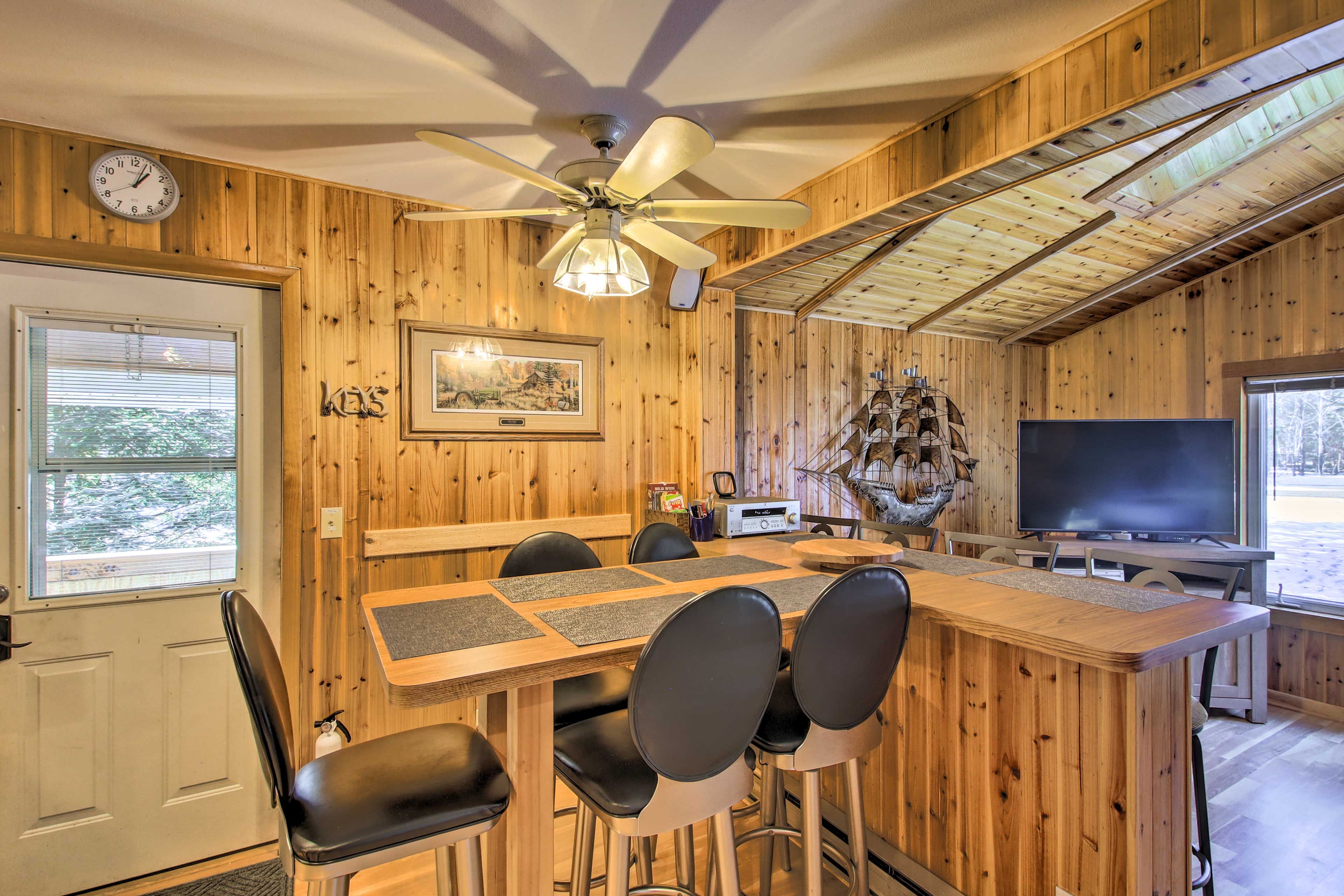 Dining Area | Dishware & Flatware Provided