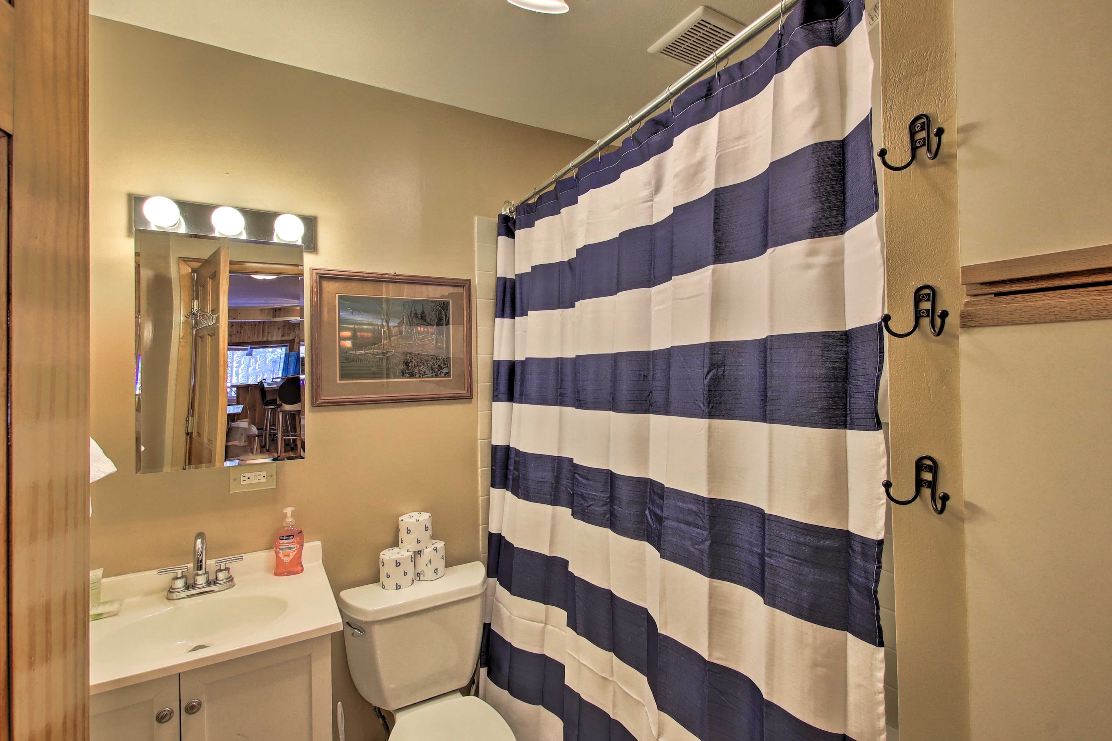 Full Bathroom | Towels Provided | Complimentary Toiletries