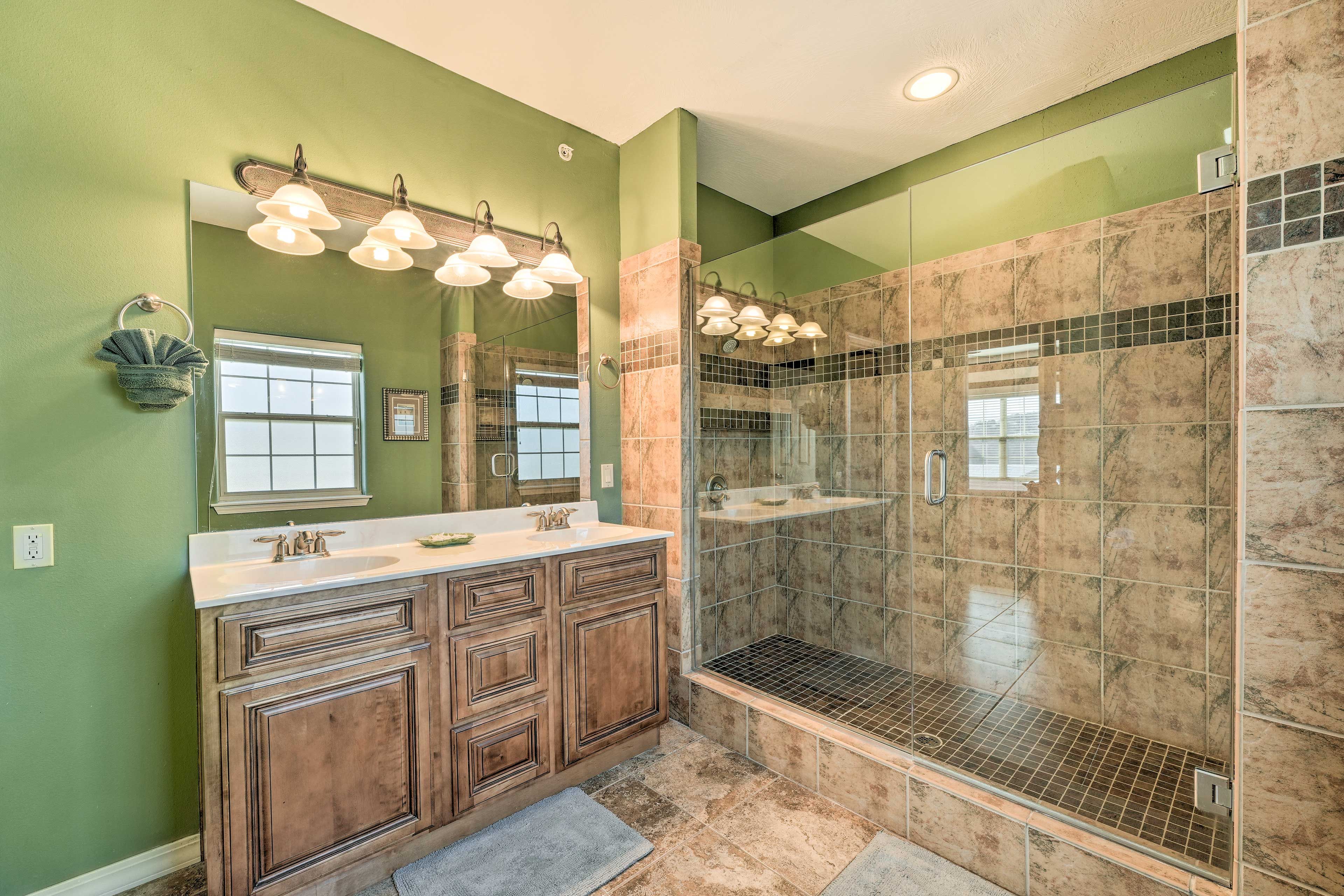 Full Bathroom | Towels Provided | Complimentary Toiletries