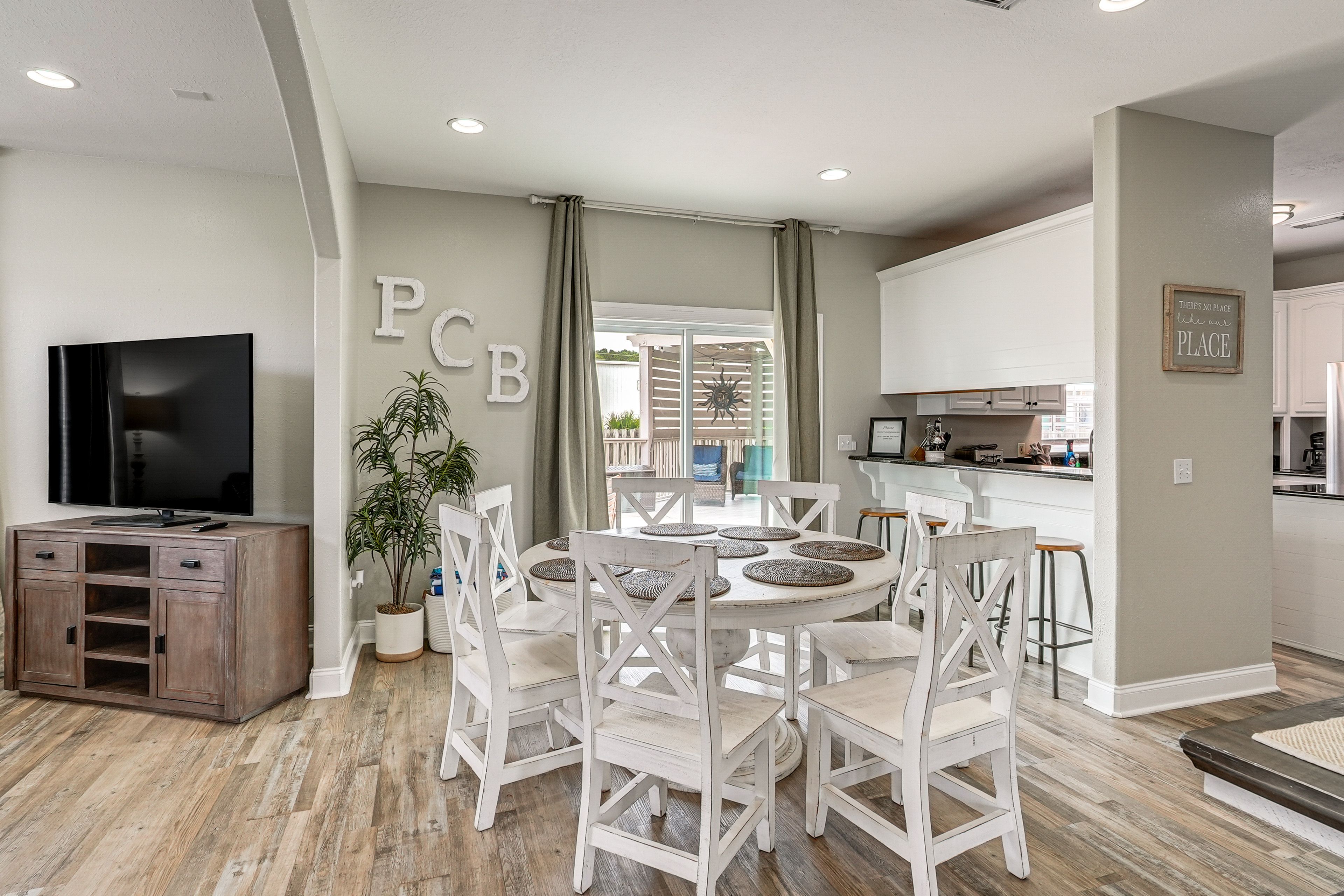 Dining Area | Open Floor Plan | Free WiFi
