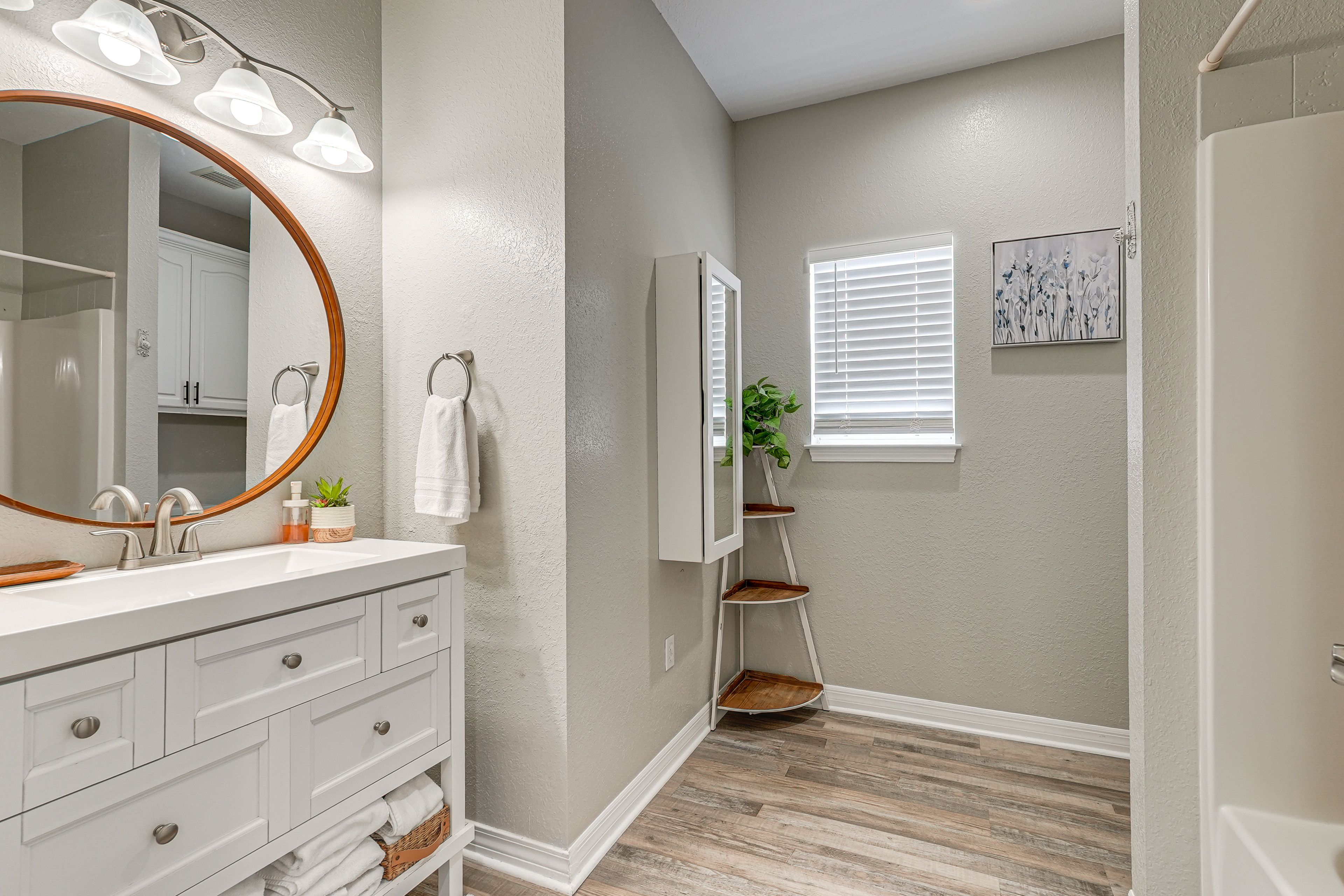 Full Bathroom | 2nd Floor | Complimentary Toiletries