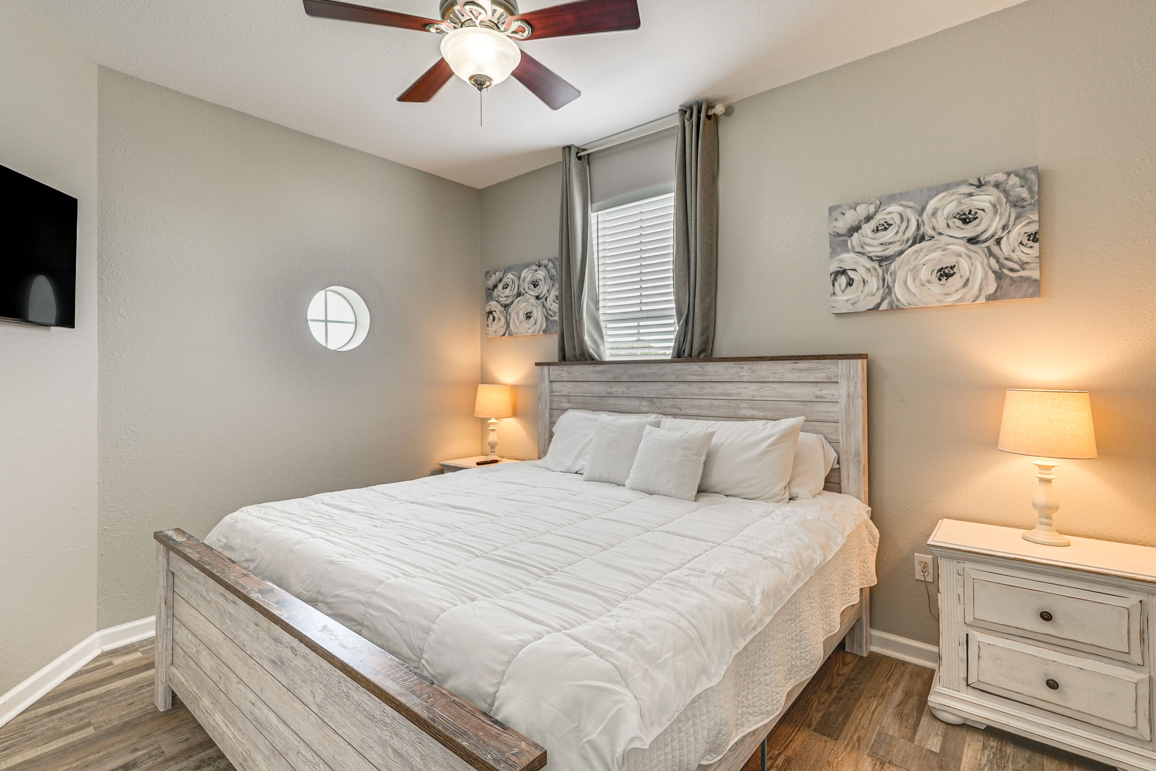 Bedroom 2 | 2nd Floor | King Bed | Smart TV