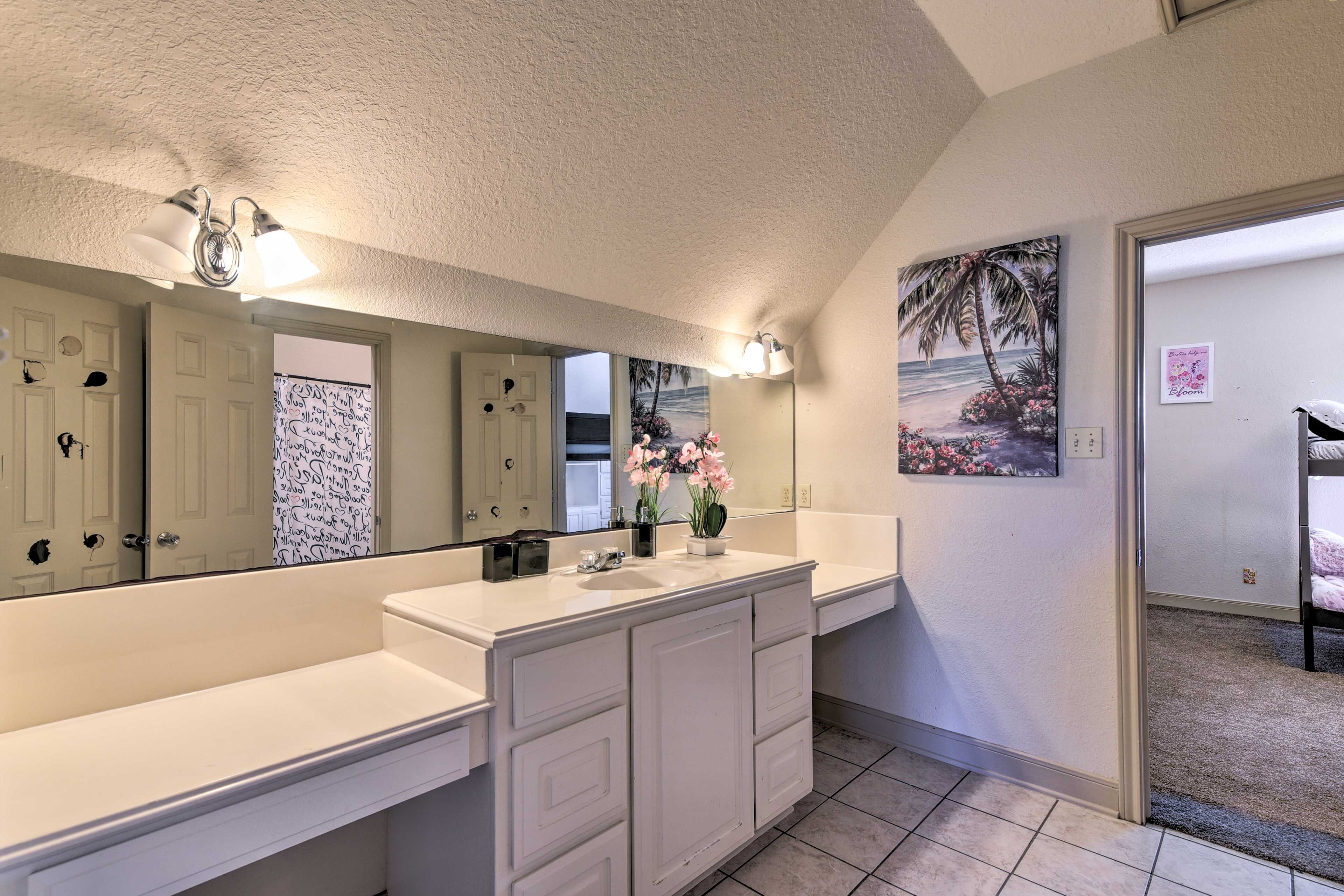 Jack & Jill Bathroom | 2nd Floor
