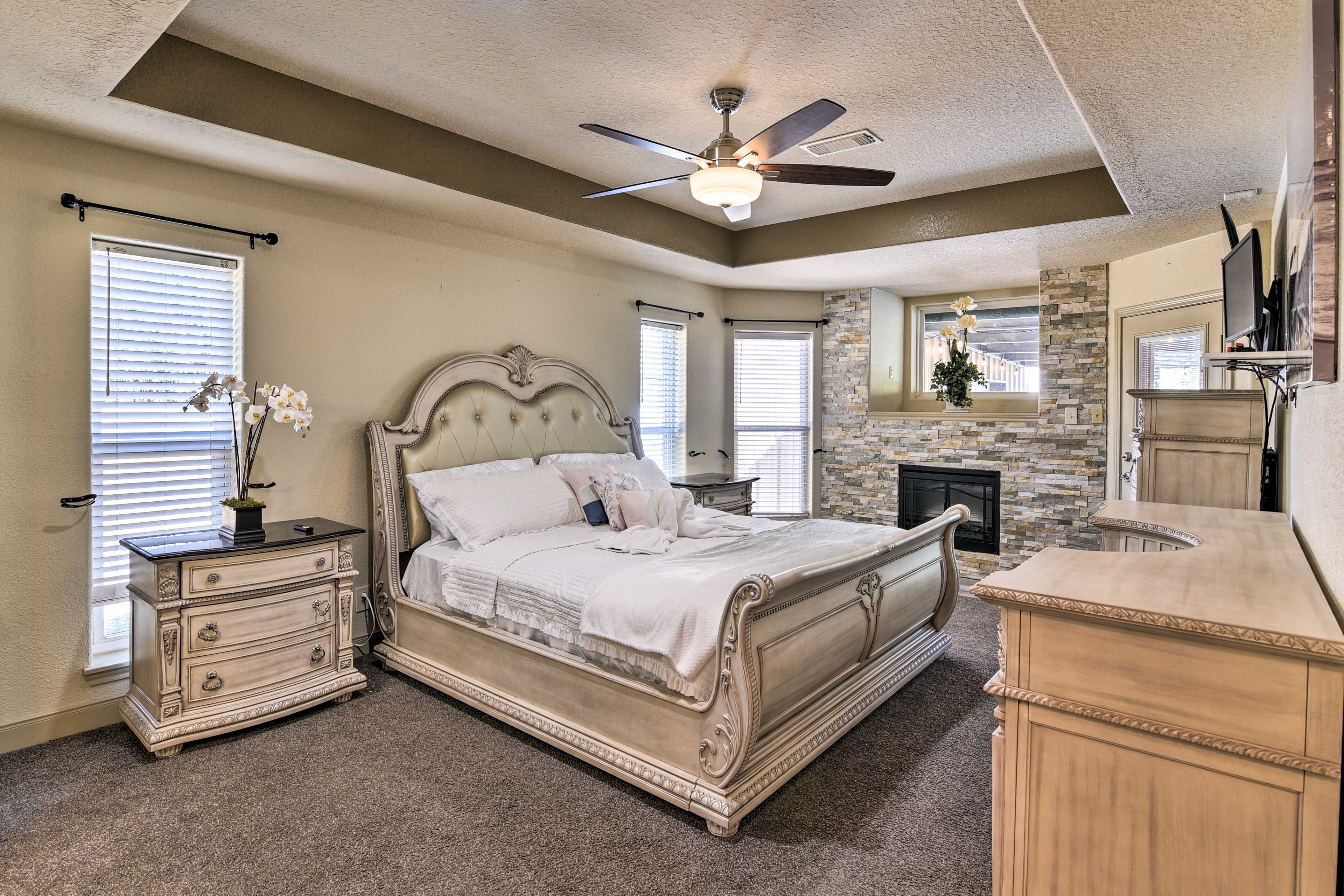 Bedroom 1 | California King Bed | 1st Floor | Smart TV