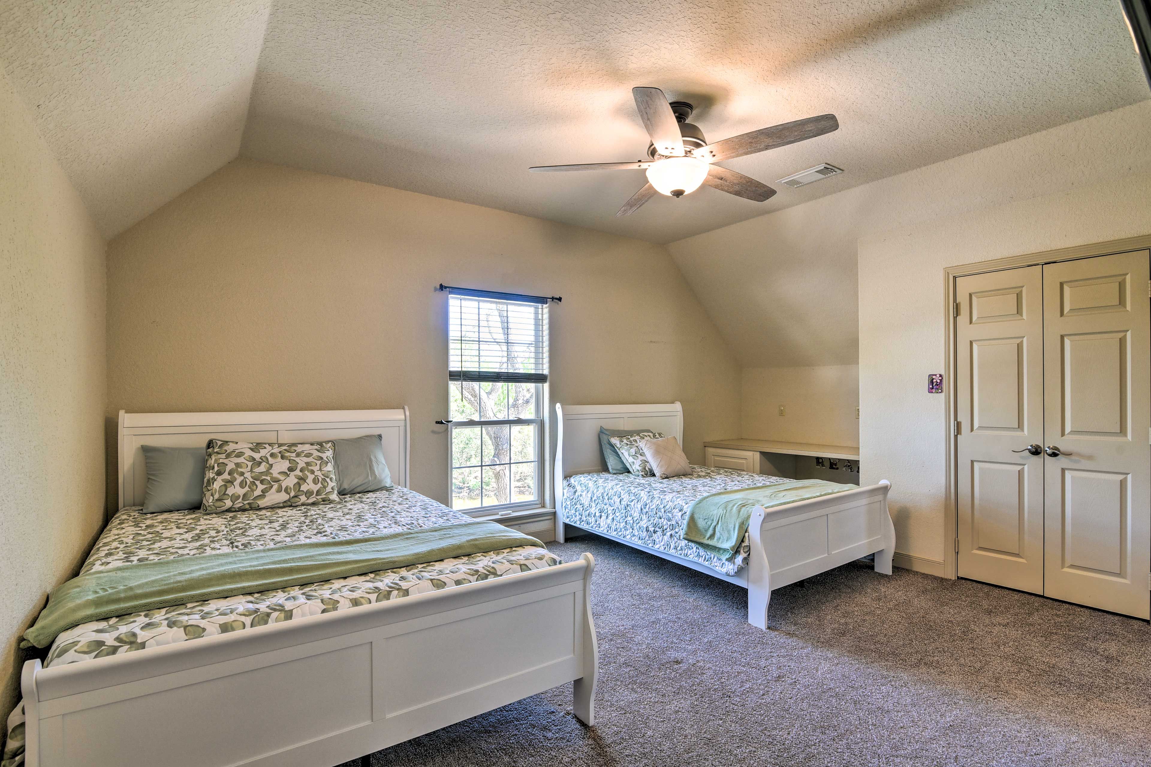 Bedroom 3 | Queen Bed | Full Bed | 2nd Floor | Smart TV
