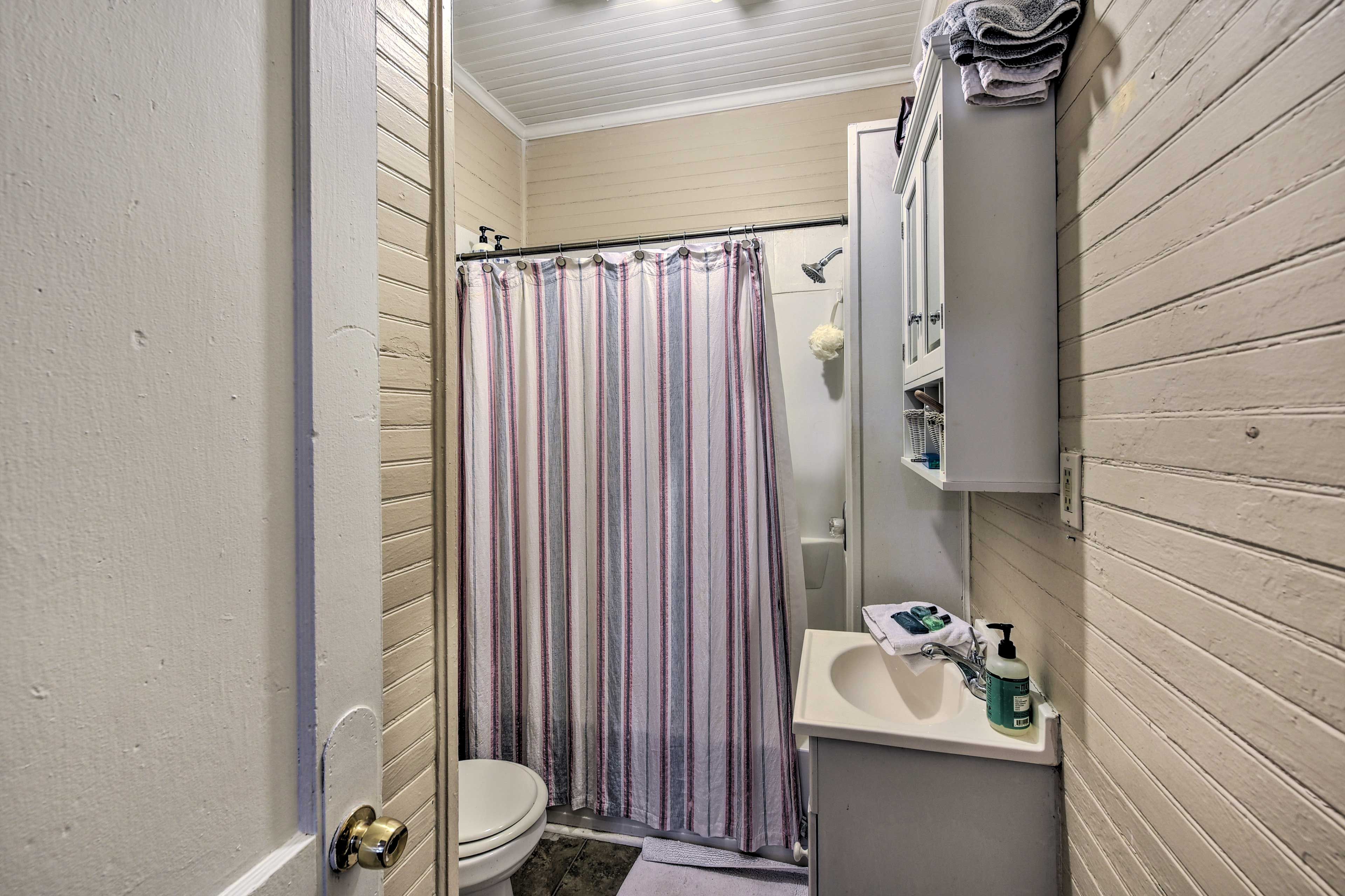 Full Bathroom | Towels Provided | Complimentary Toiletries