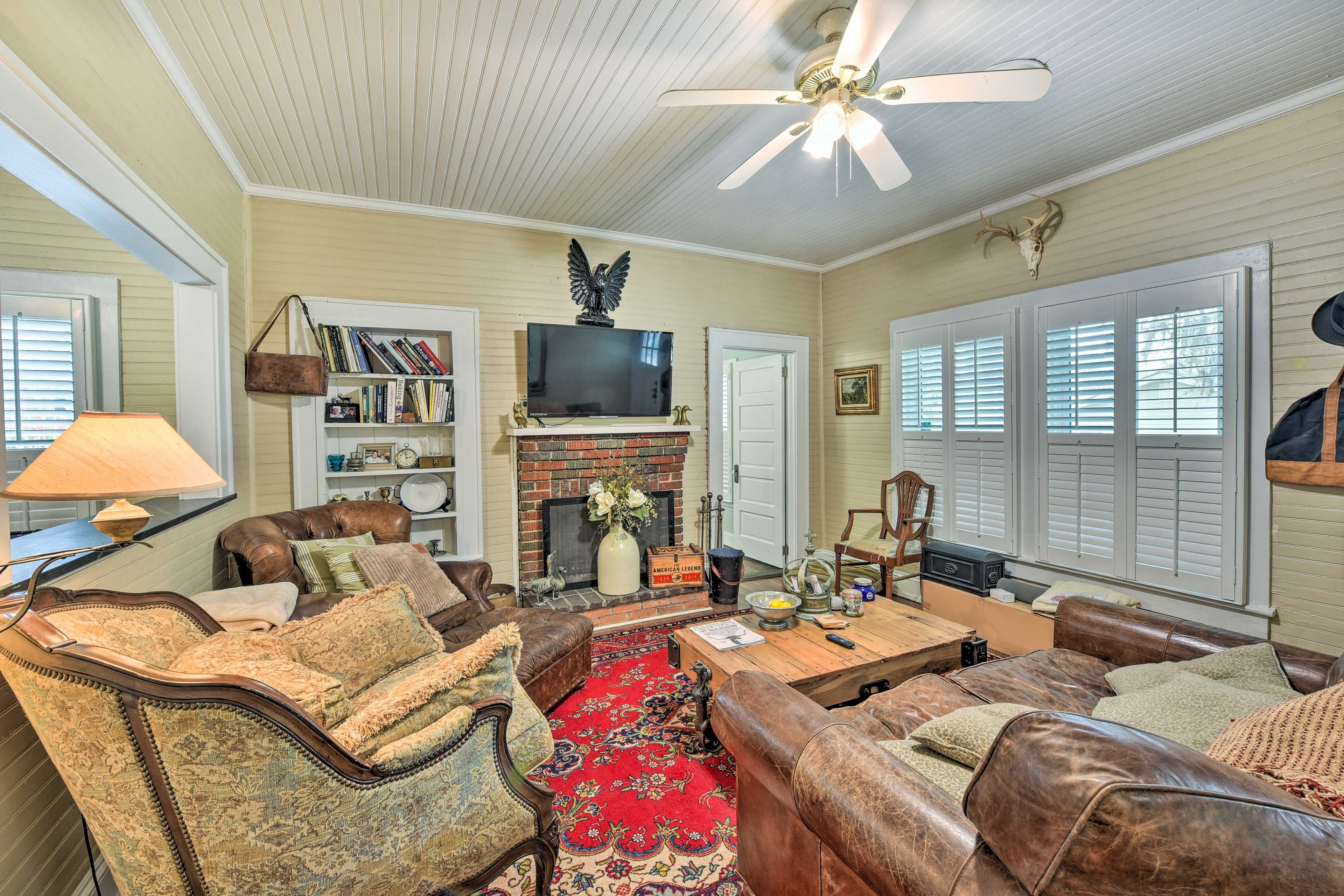 Living Room | Free WiFi | Central Air Conditioning