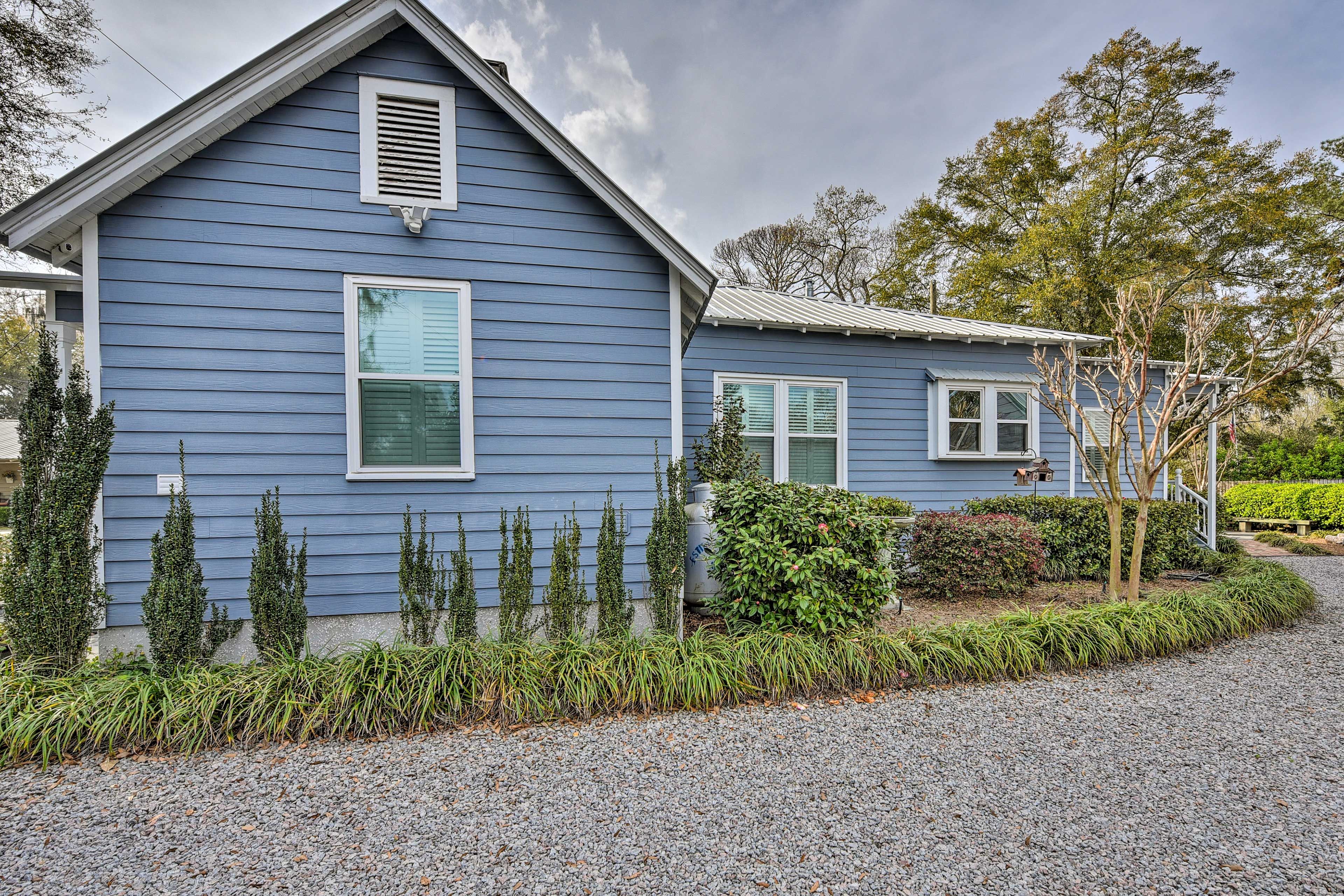 Property Exterior | Parking | Carport (1 Vehicle) | Driveway (3 Vehicles)