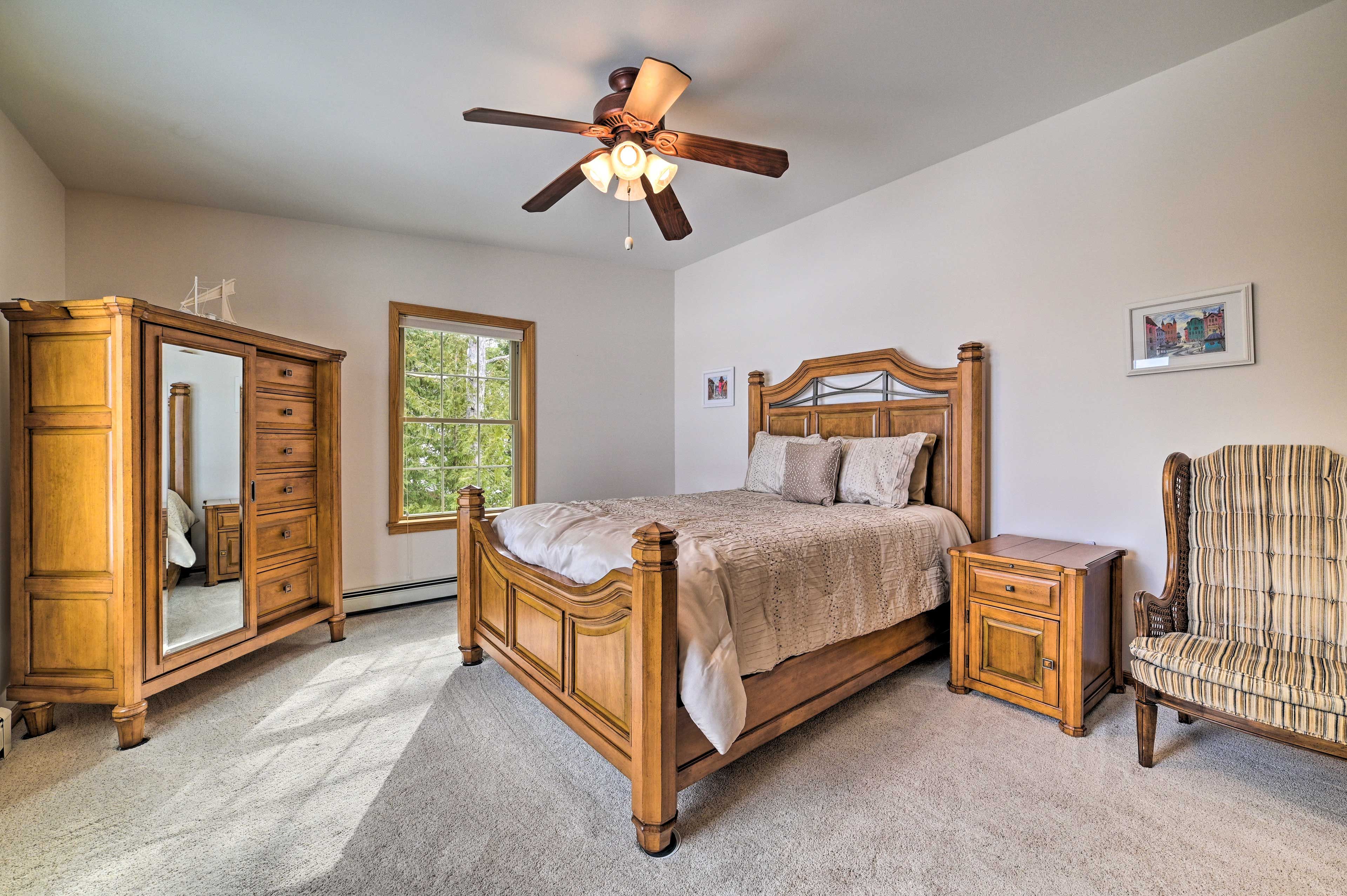 Bedroom 2 | 3rd Floor | Queen Bed | Flat-Screen TV