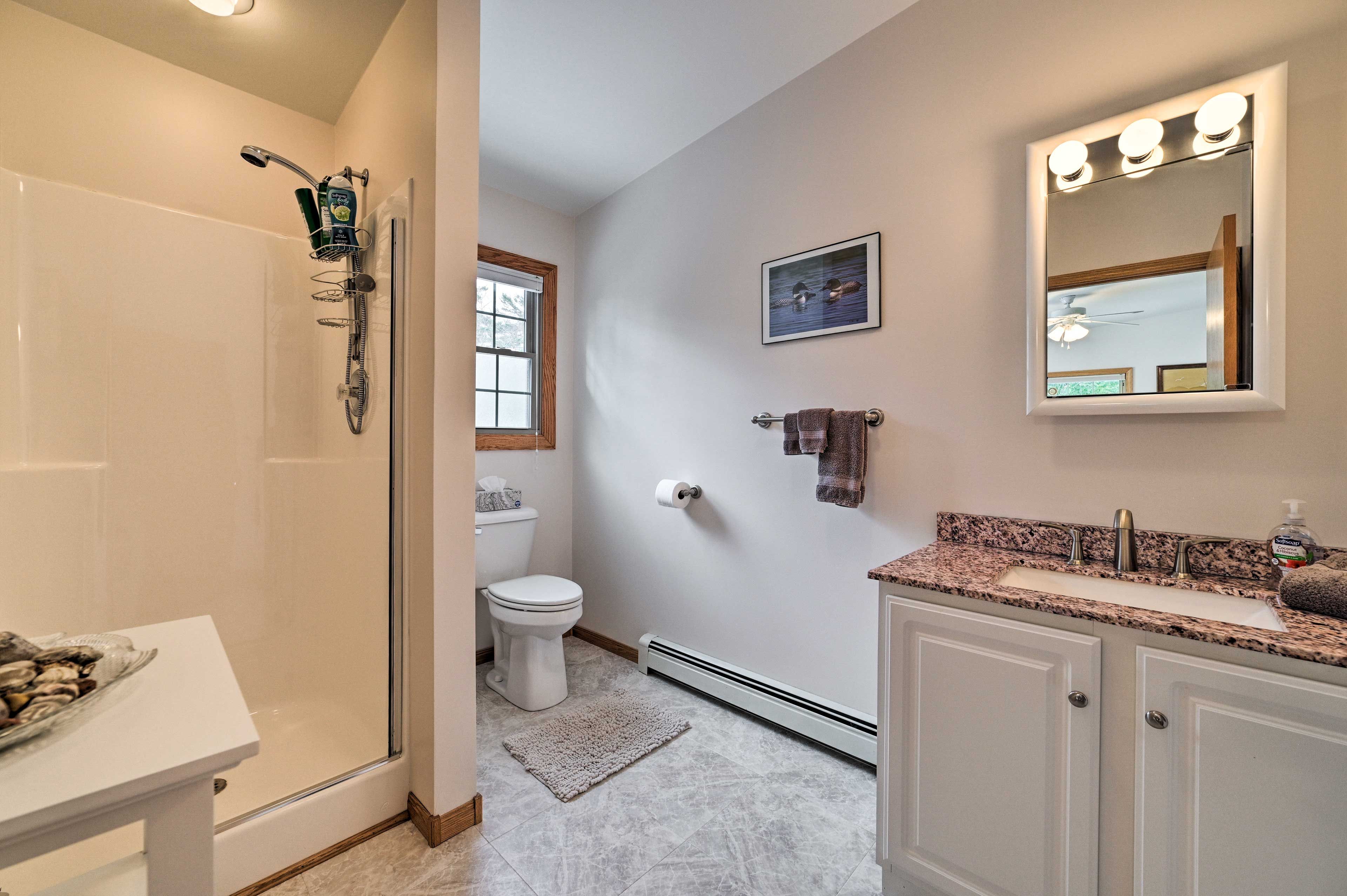 Full Bathroom | 3rd Floor | Towels Provided