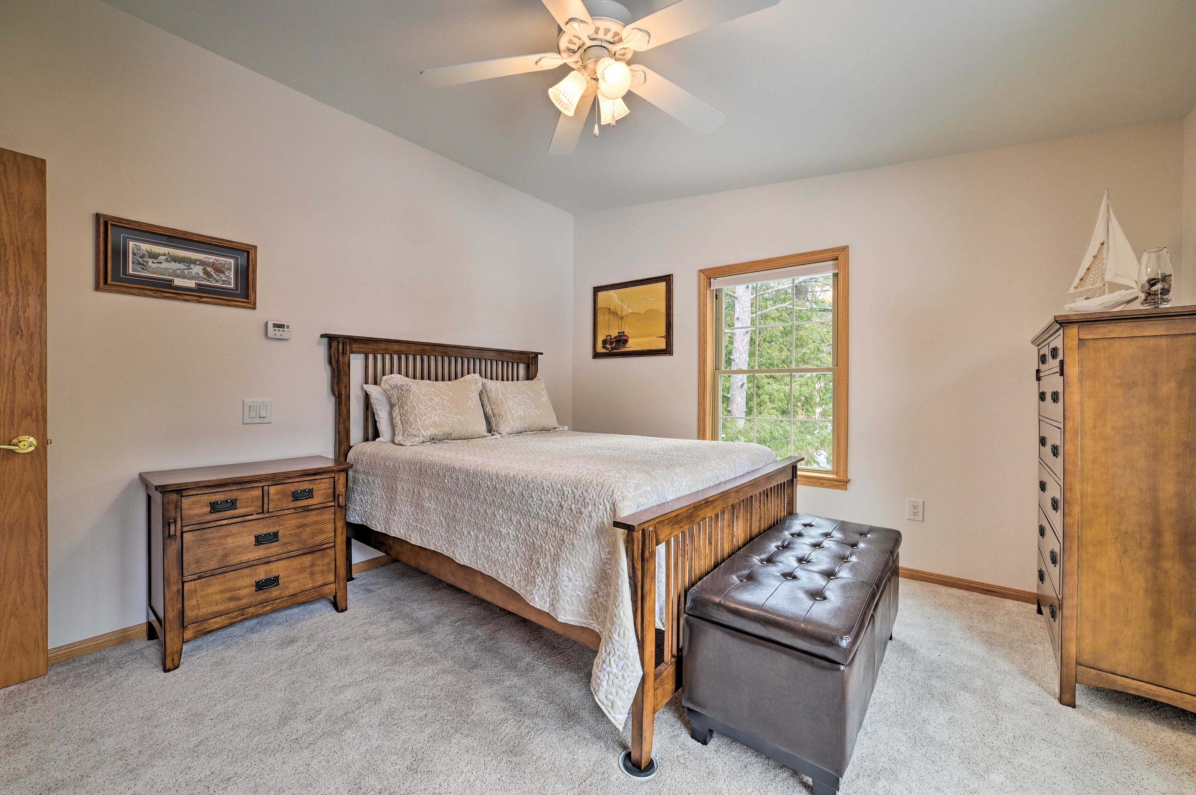 Bedroom 1 | 3rd Floor | Queen Bed | En-Suite Bathroom