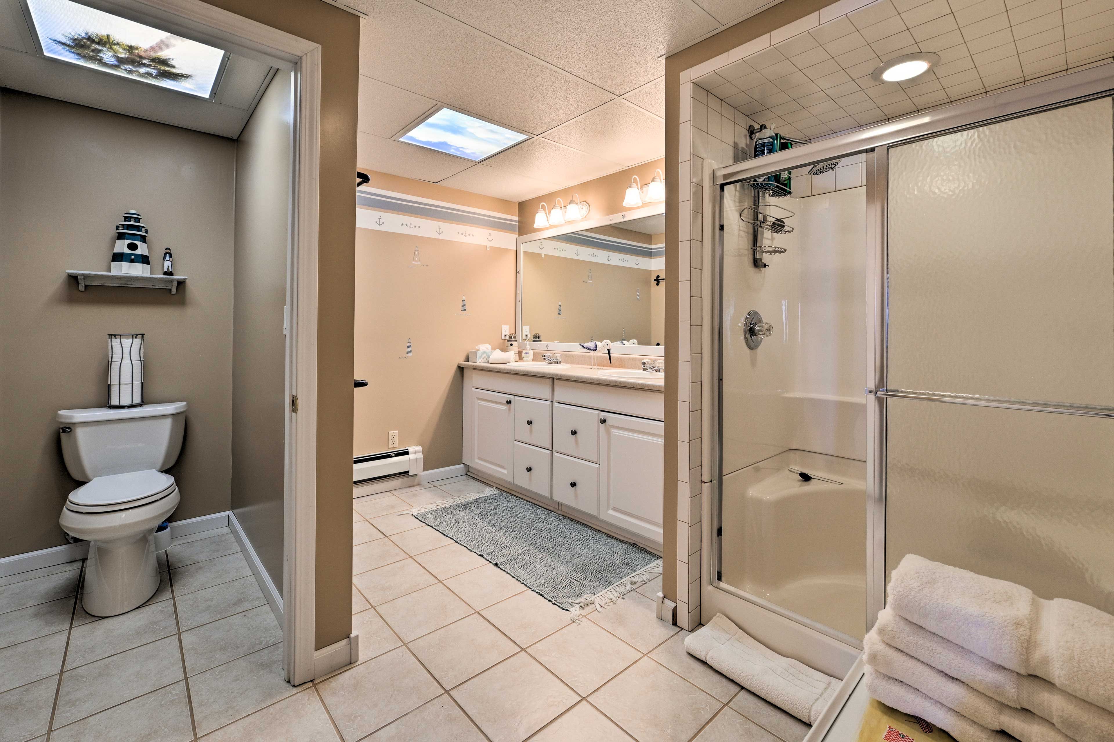 Full Bathroom | 1st Floor | Hair Dryer
