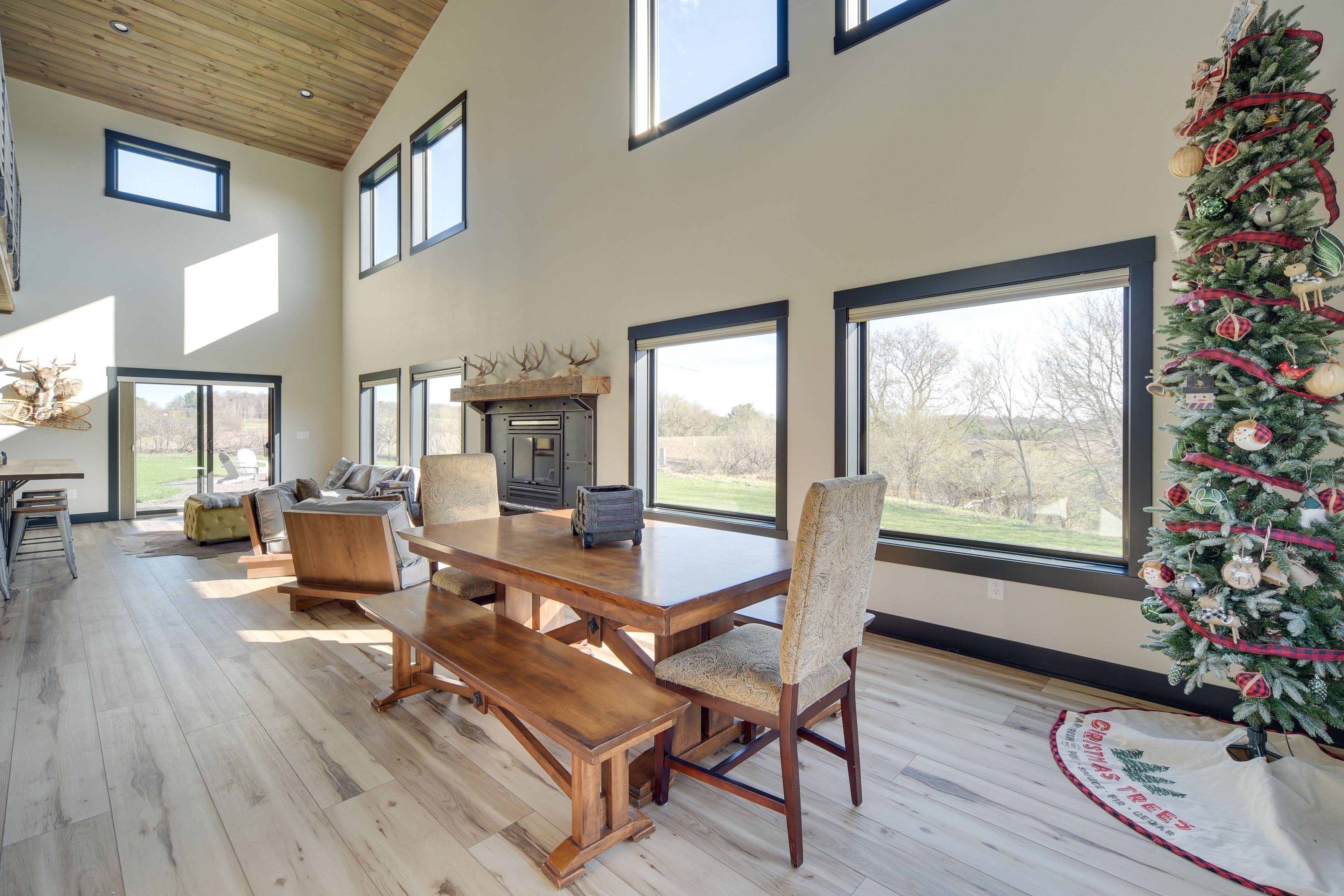 Dining Area | Dishware/Flatware Provided