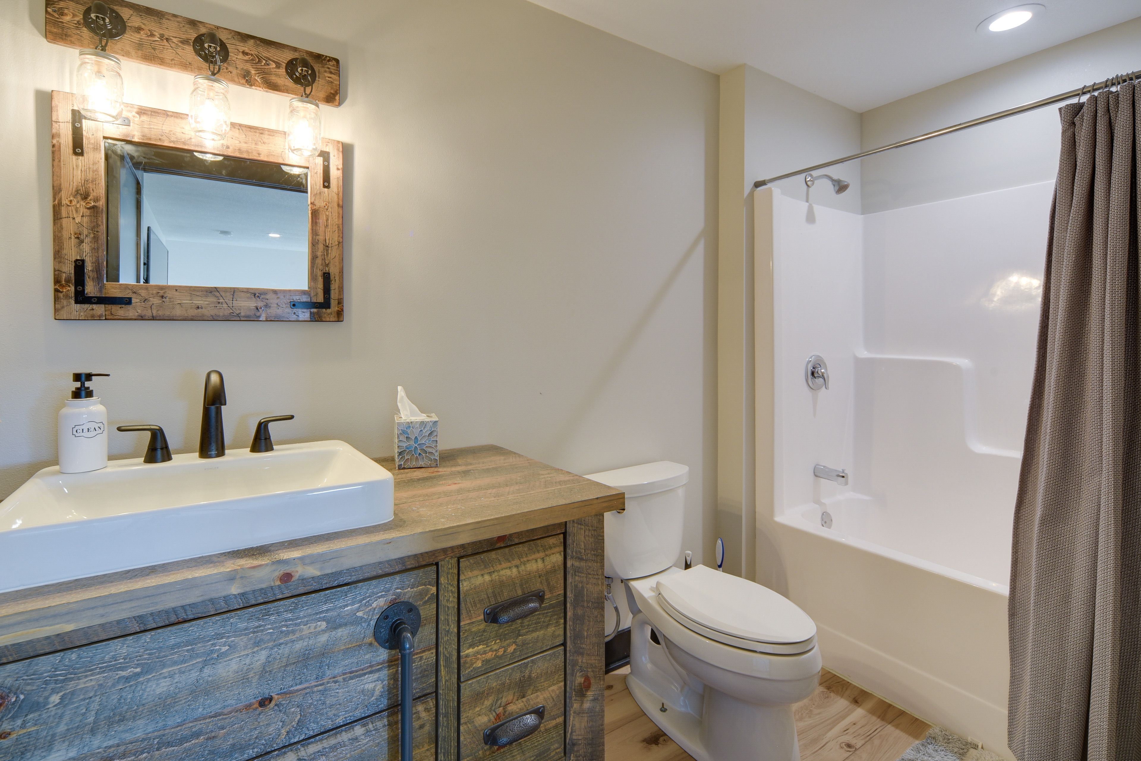 Full Bathroom | Complimentary Toiletries
