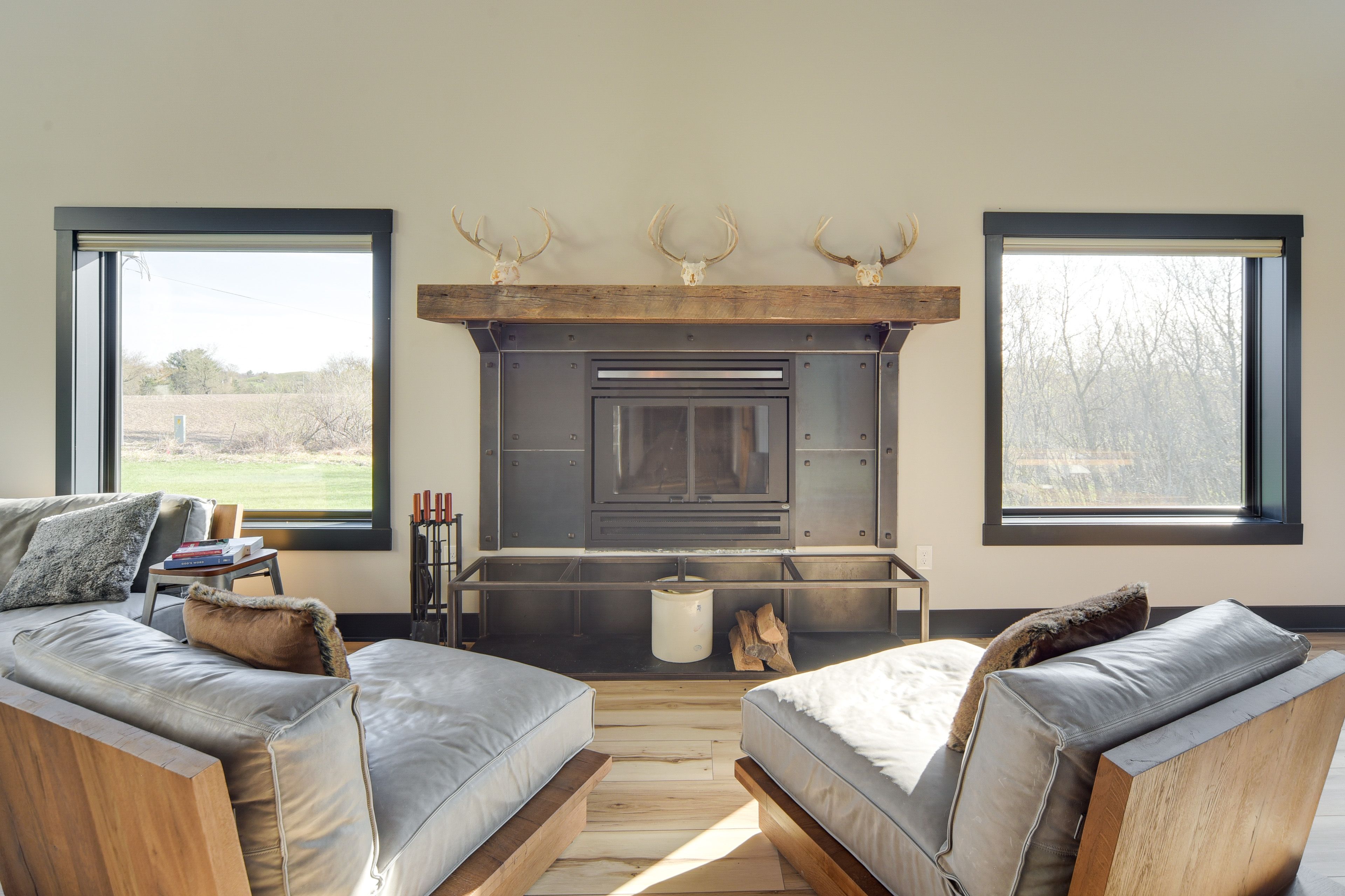 Living Room | Fireplace | Free WiFi | Pet Friendly