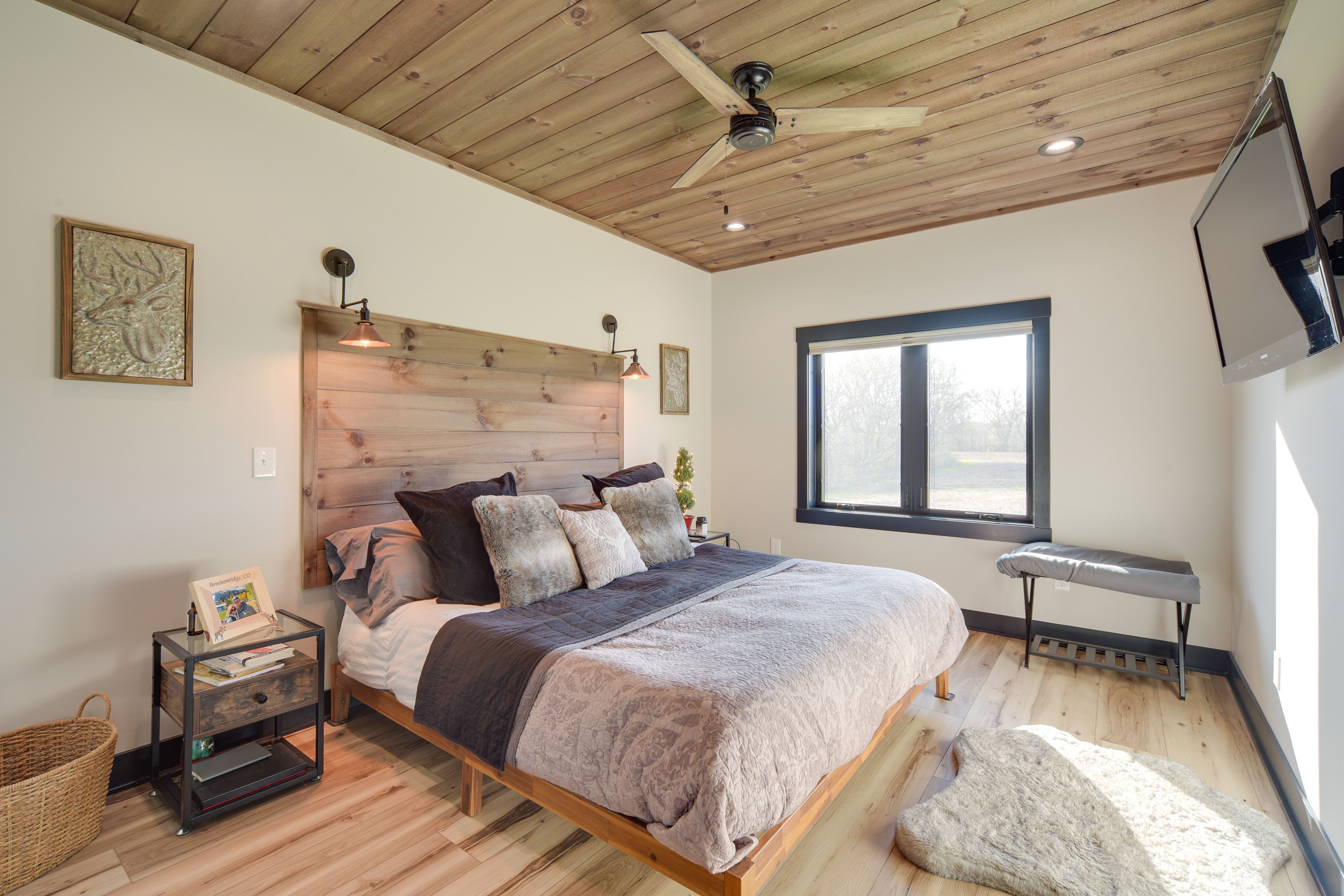 Bedroom 1 | King Bed | Smart TV