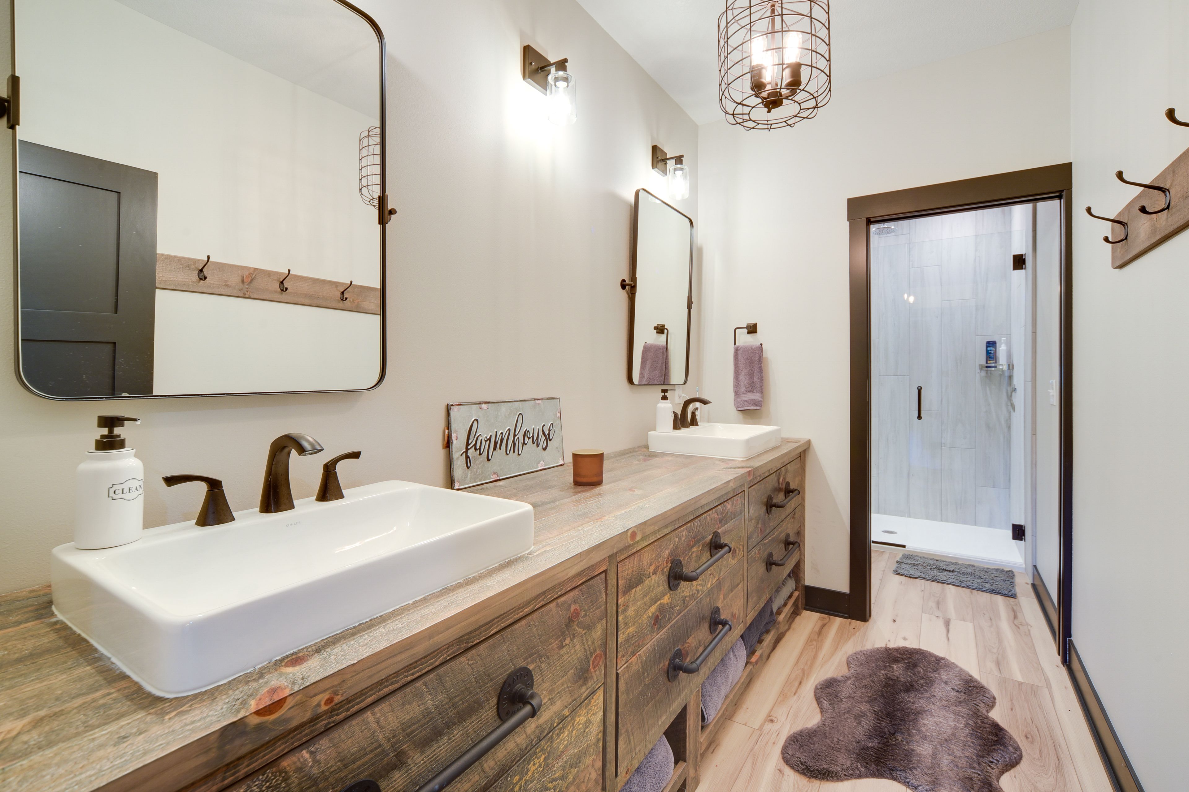 Full Bathroom | Double Sinks | Towels Provided