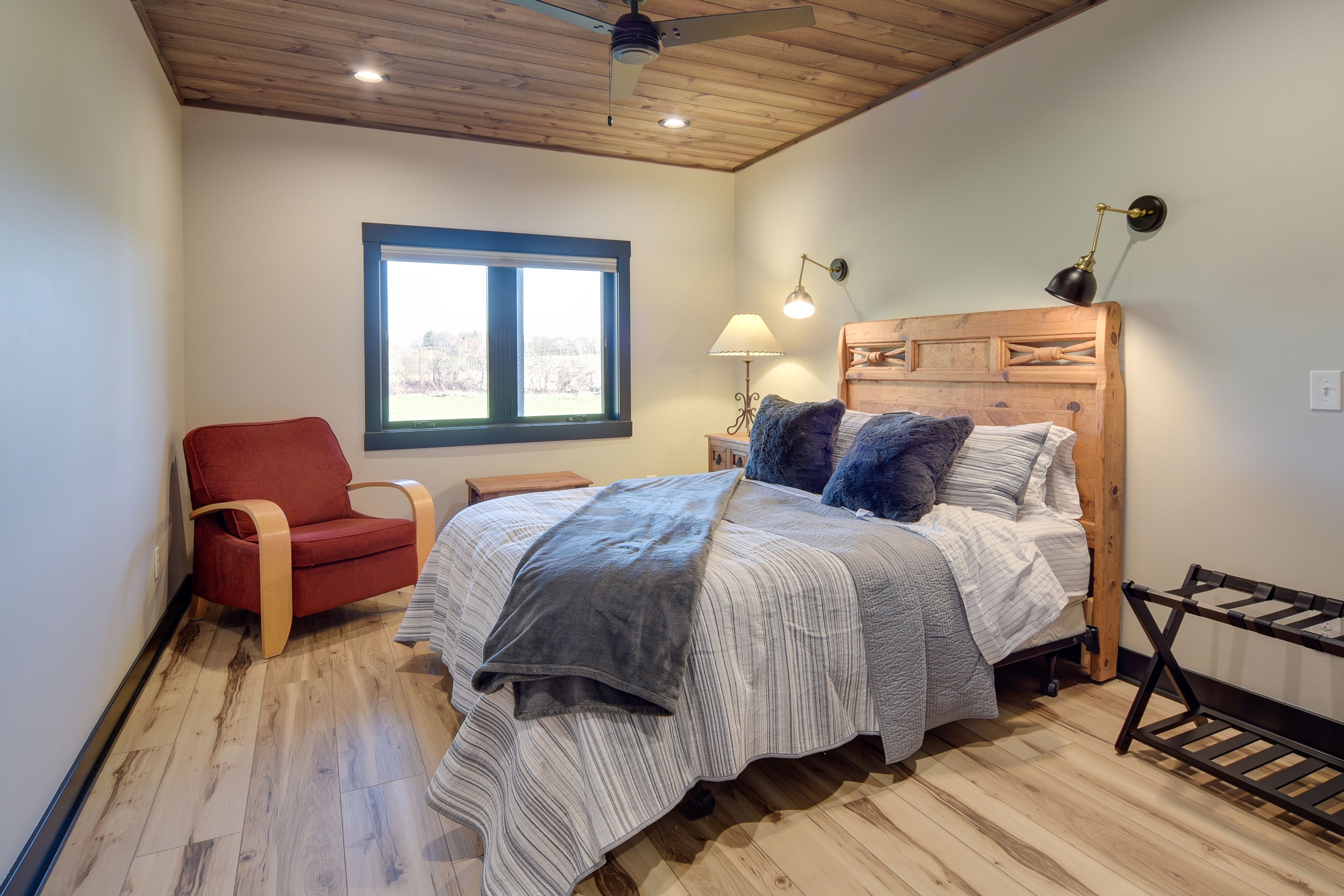 Bedroom 2 | Queen Bed