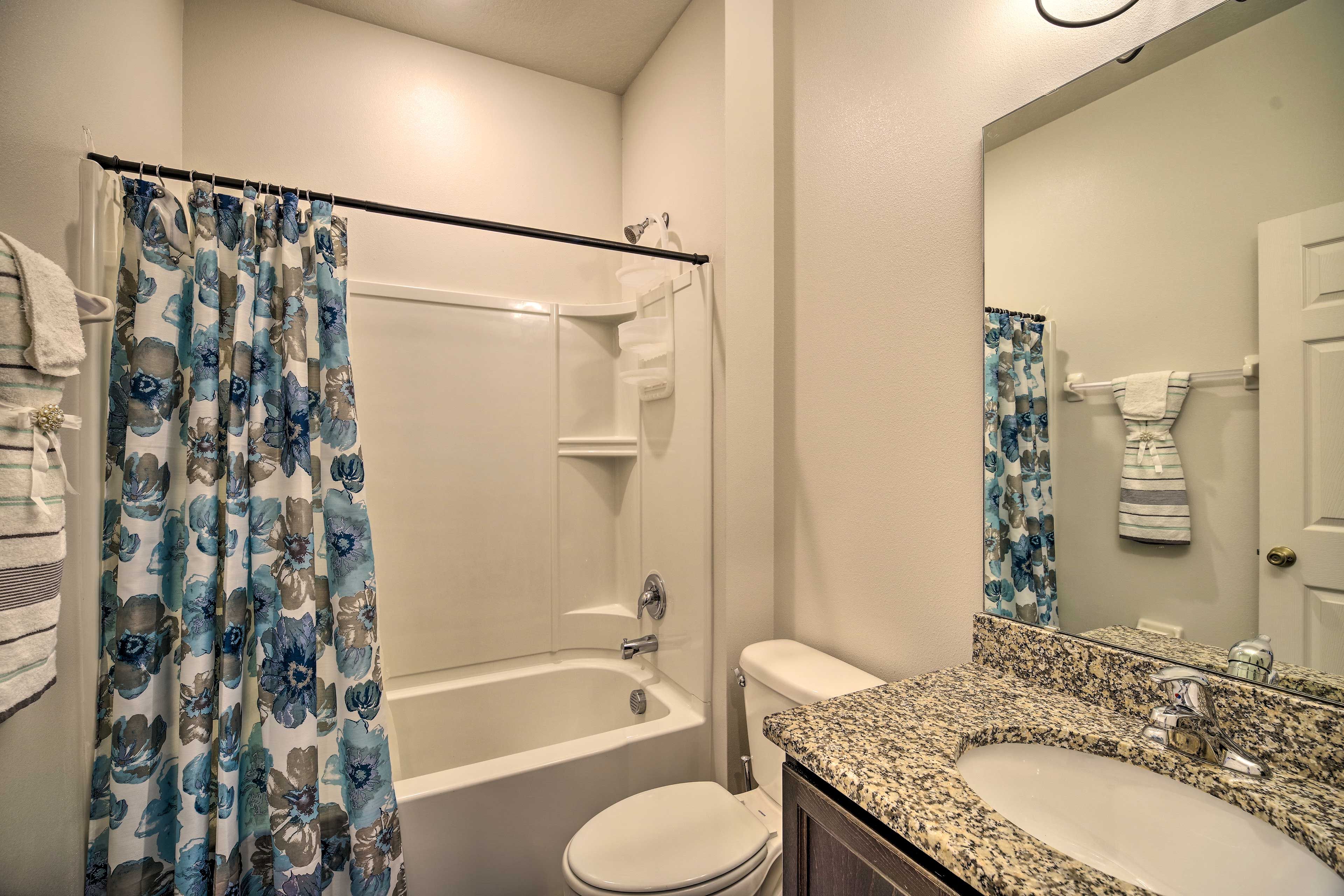 Full Bathroom | Complimentary Toiletries