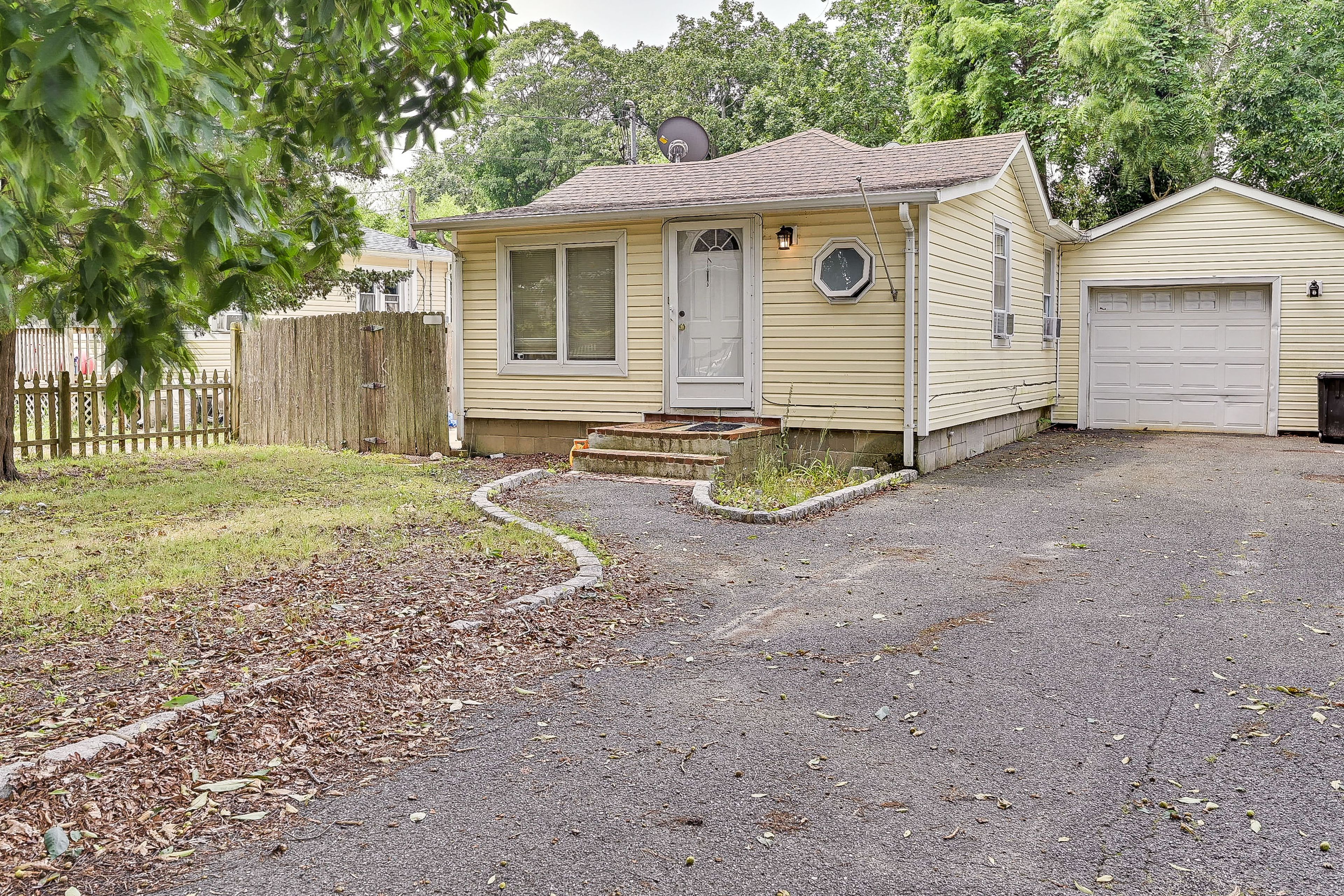 Guest House Exterior | Driveway (2 Vehicles)