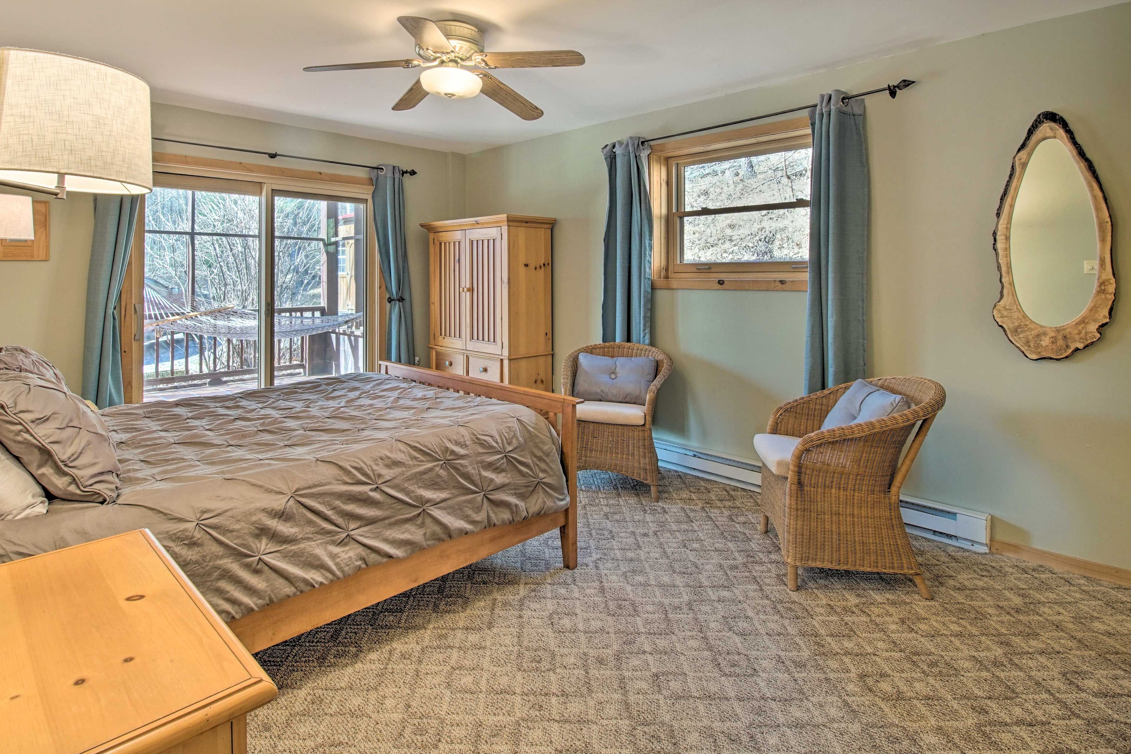 Bedroom 1 | Queen Bed | Linens Provided | 1st Floor