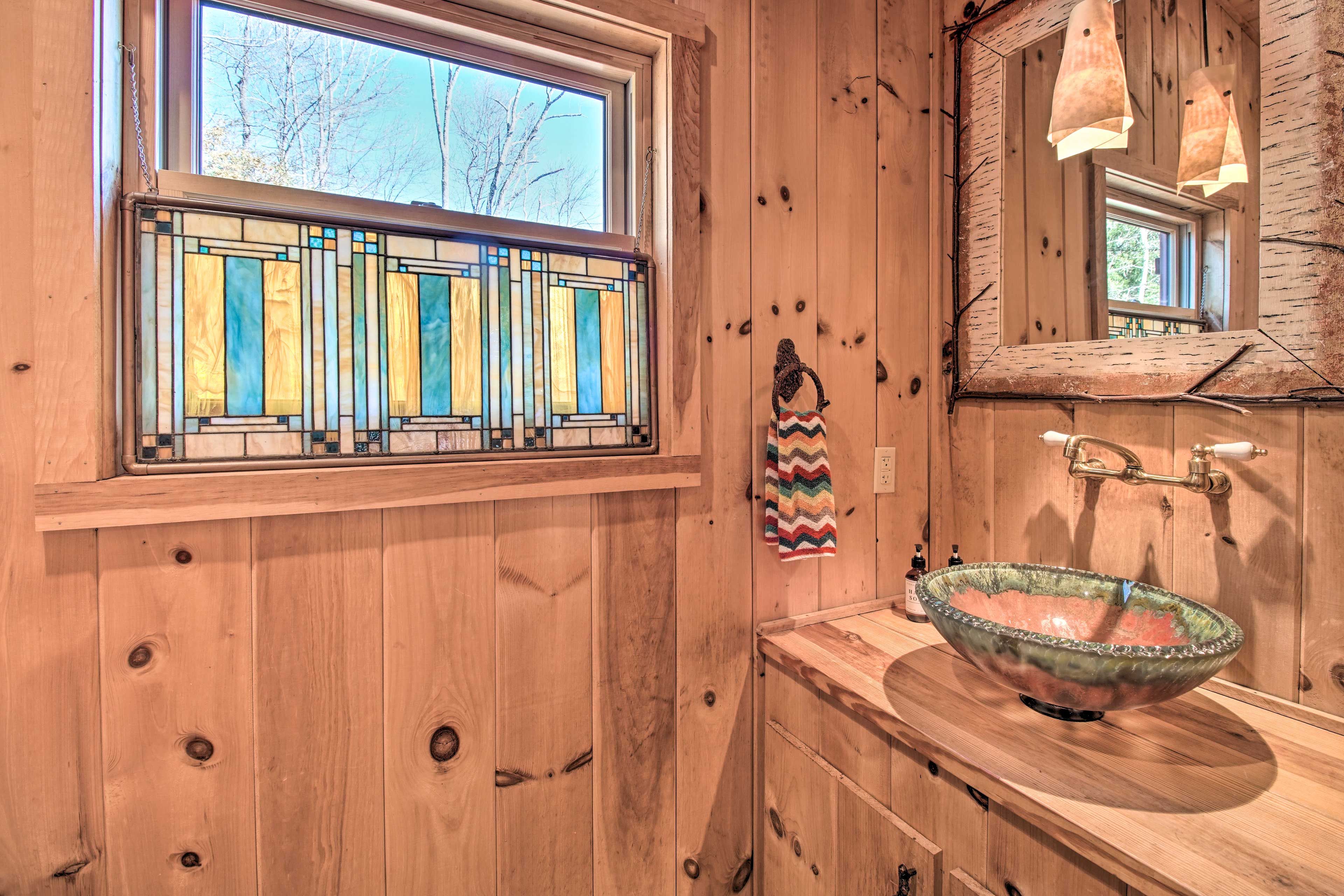 Half Bath | Complimentary Toiletries | Towels Provided | 2nd Floor