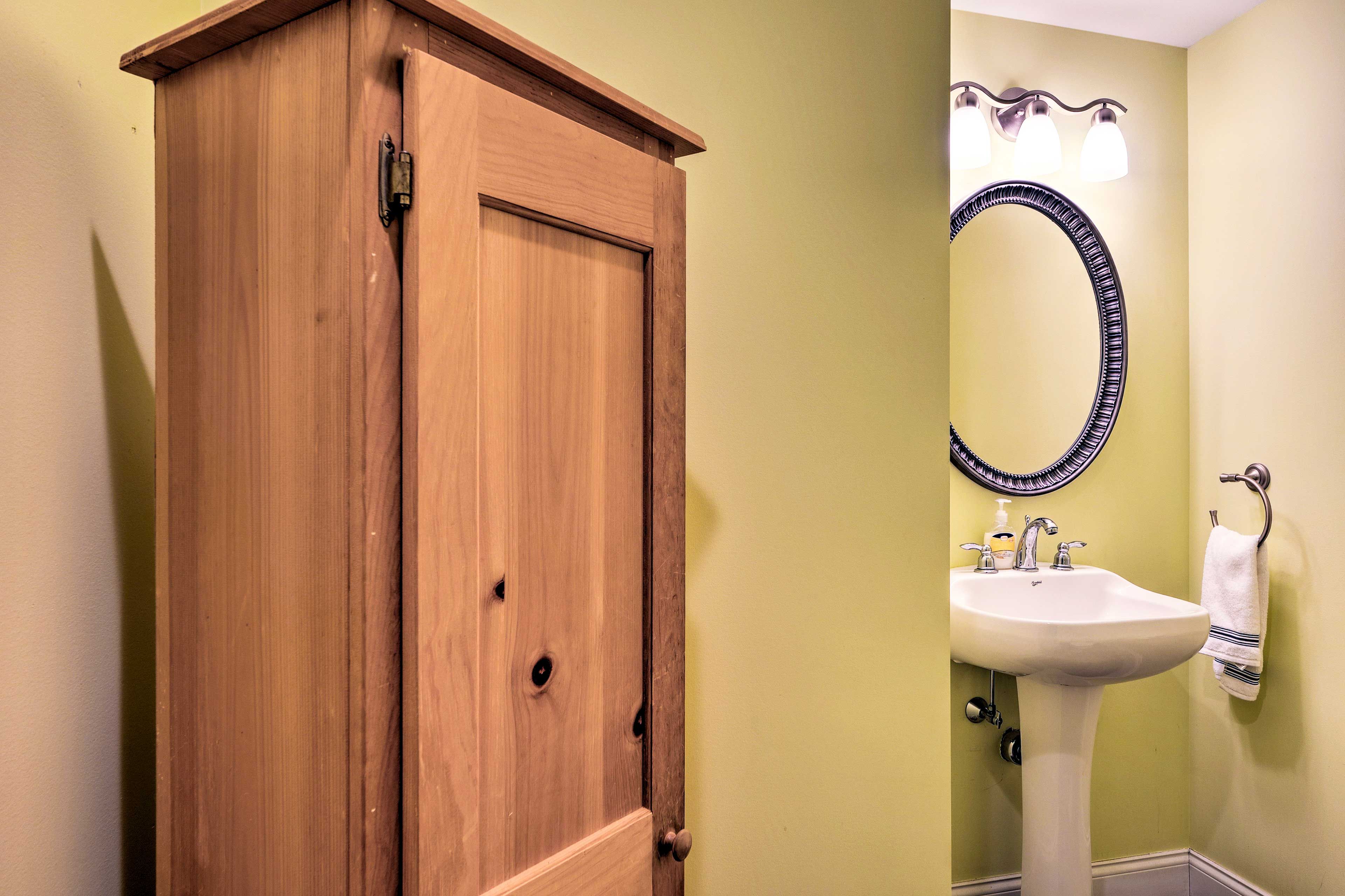 Half Bathroom | Towels Provided