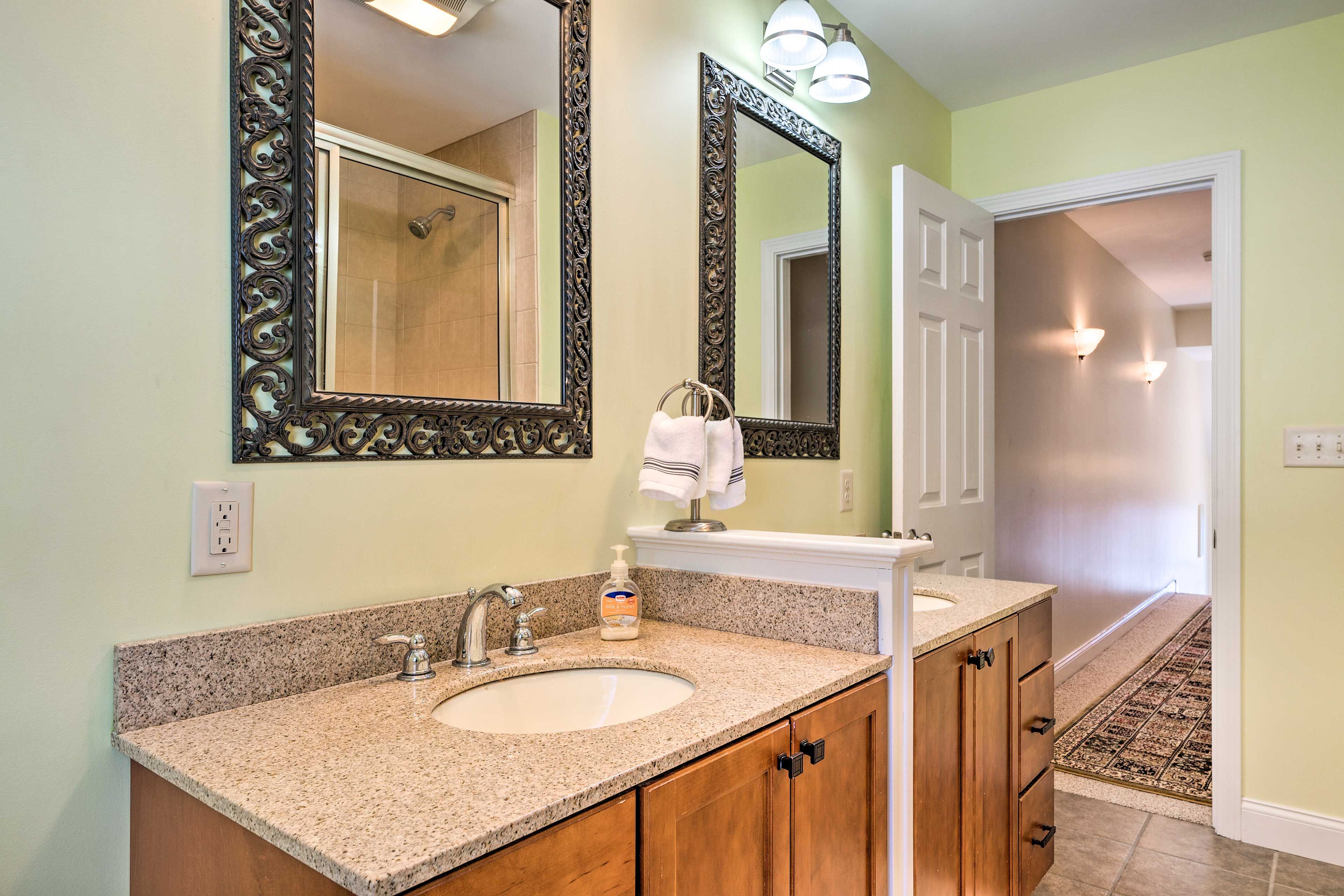Full Bathroom | Complimentary Toiletries