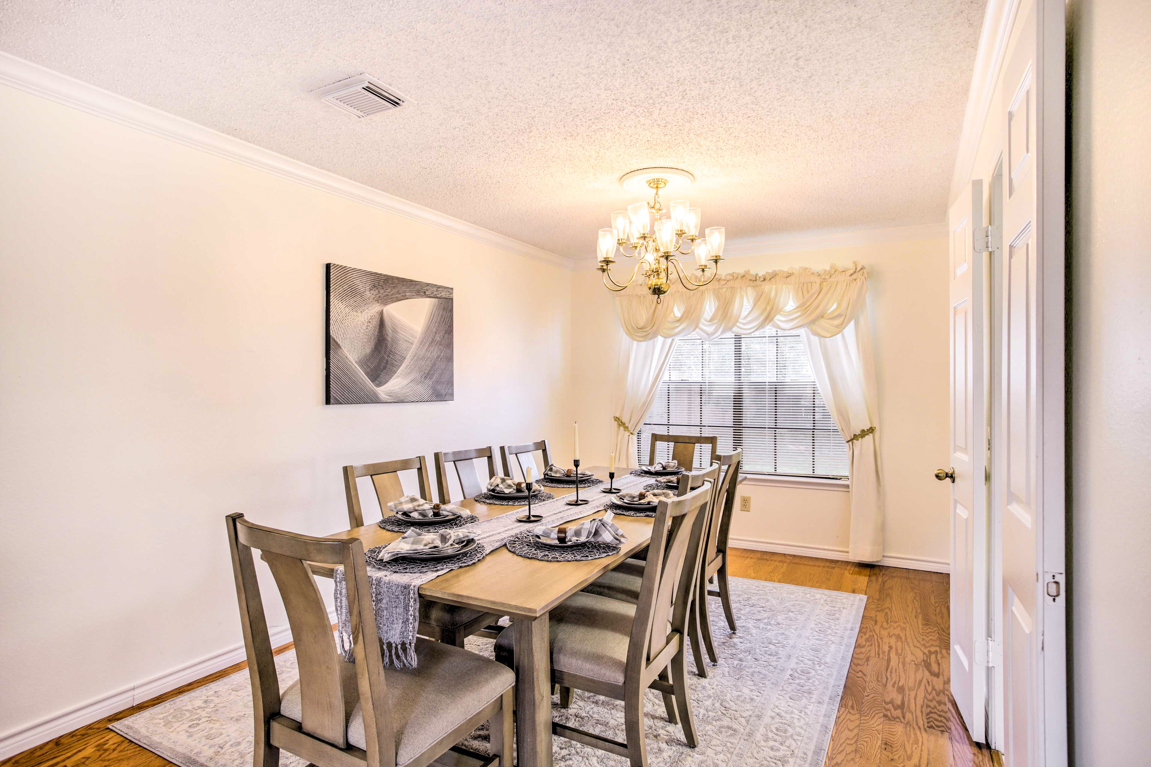 Formal Dining Room | Central A/C | Free WiFi