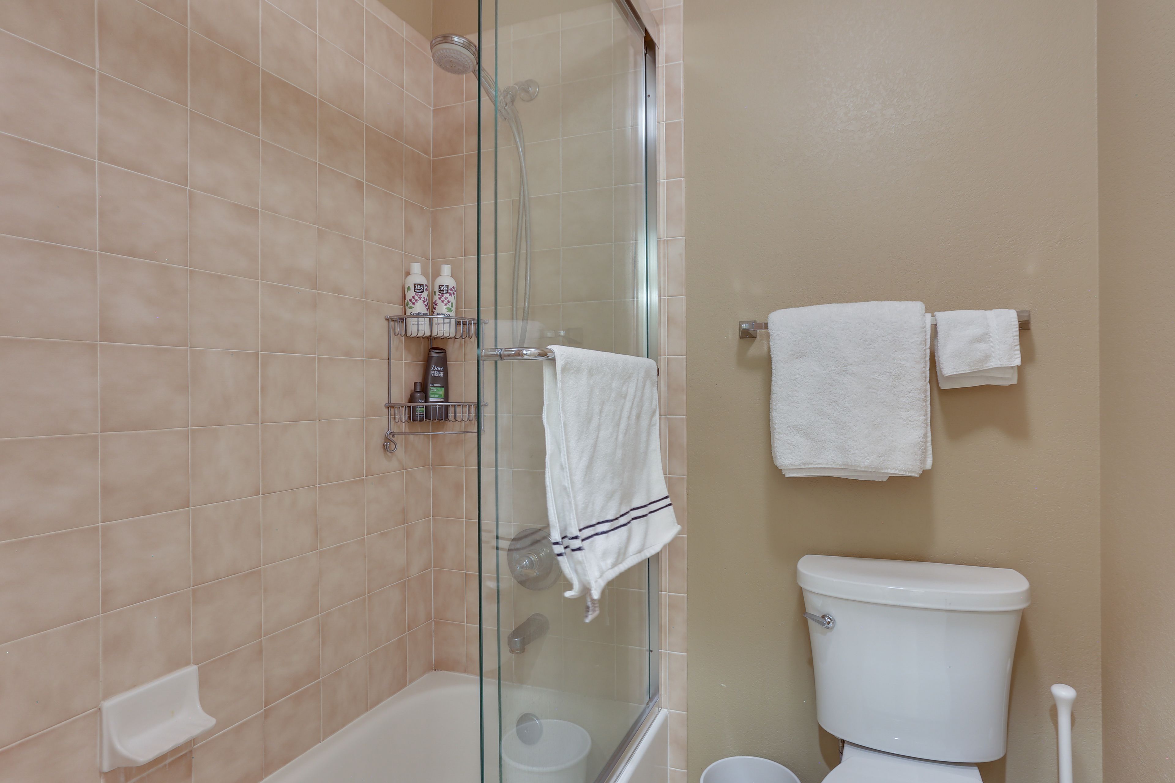 Full Bathroom | Towels Provided