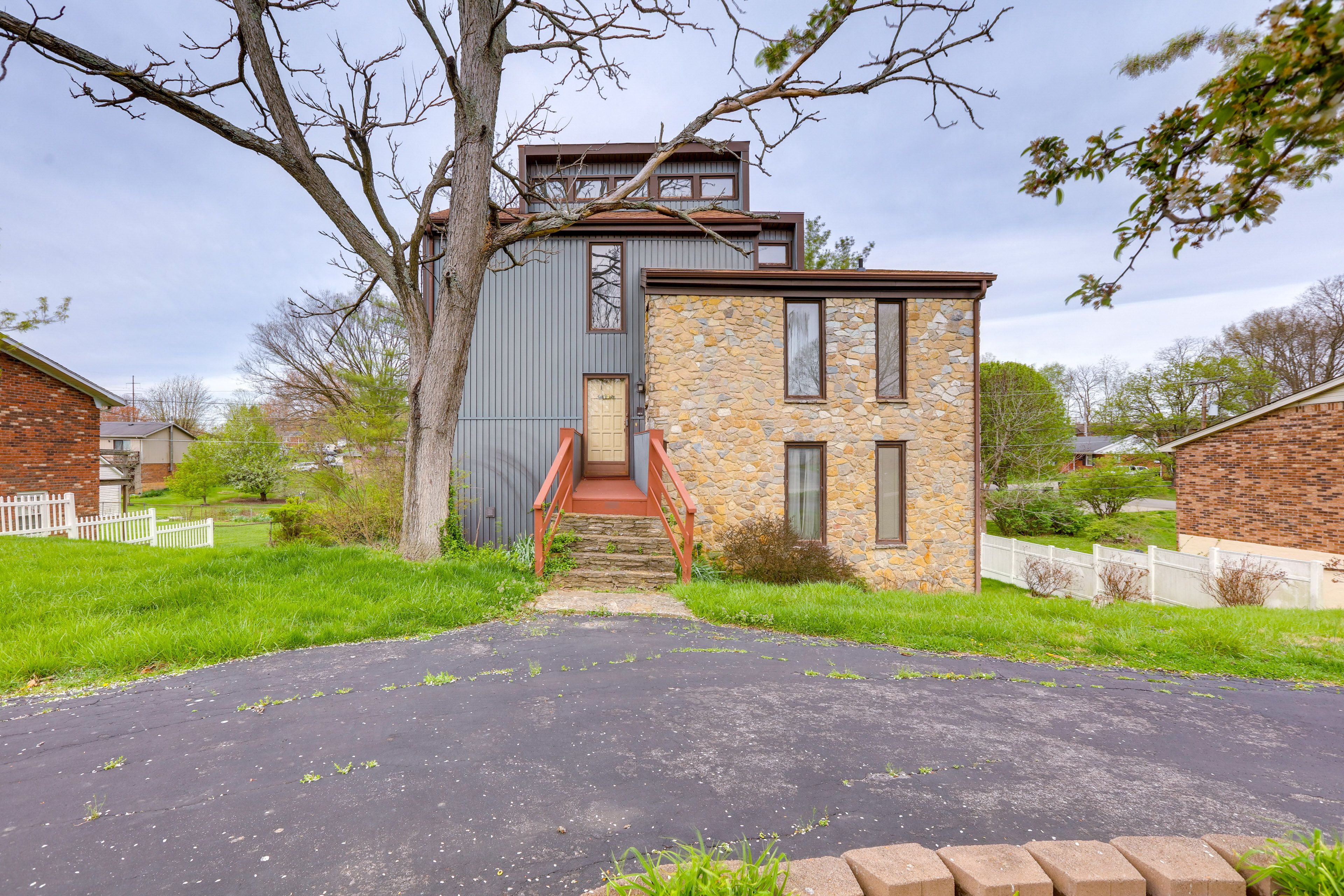 Parking | Driveway (5 Vehicles) | Free Street Parking