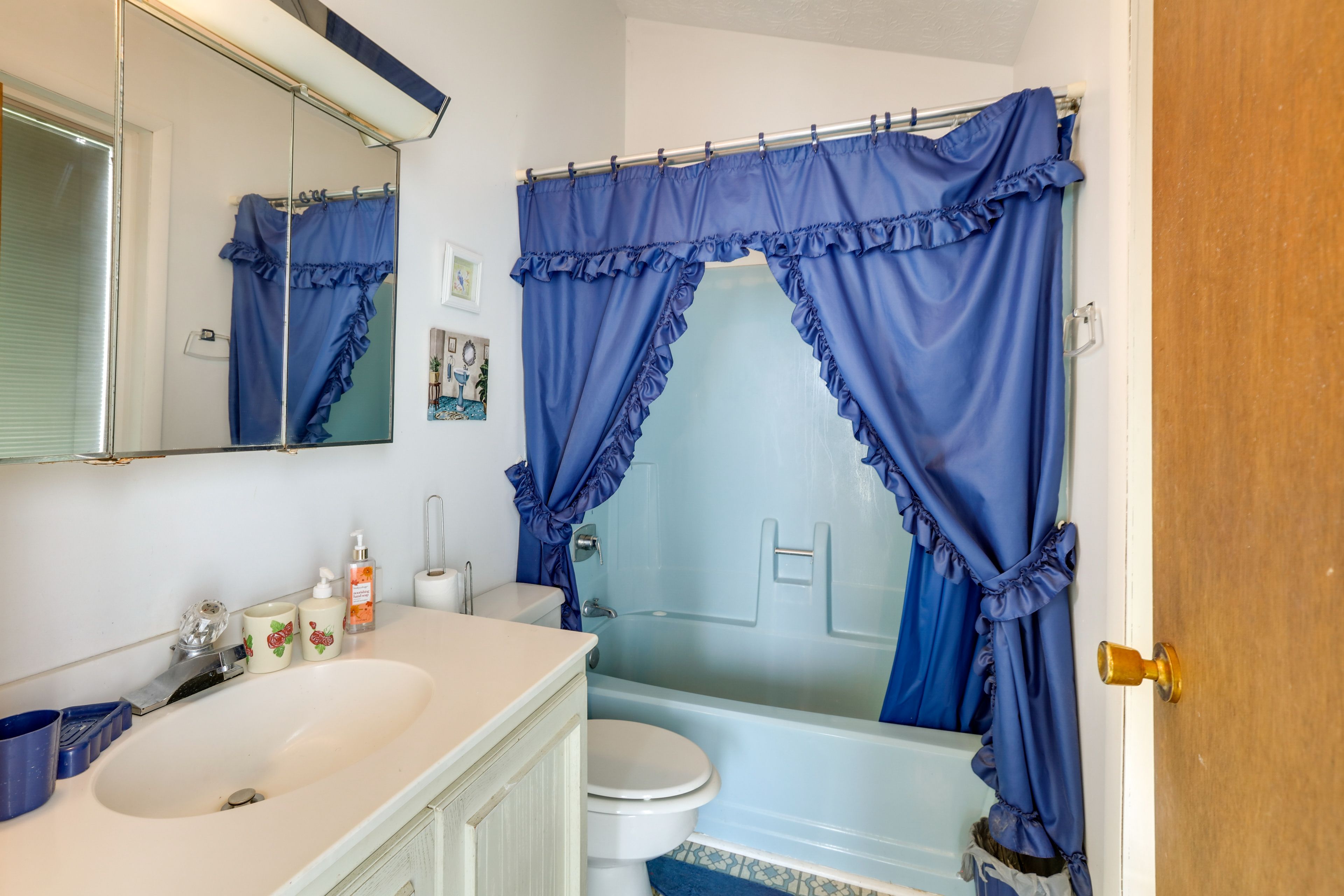 Full Bathroom | Complimentary Toiletries