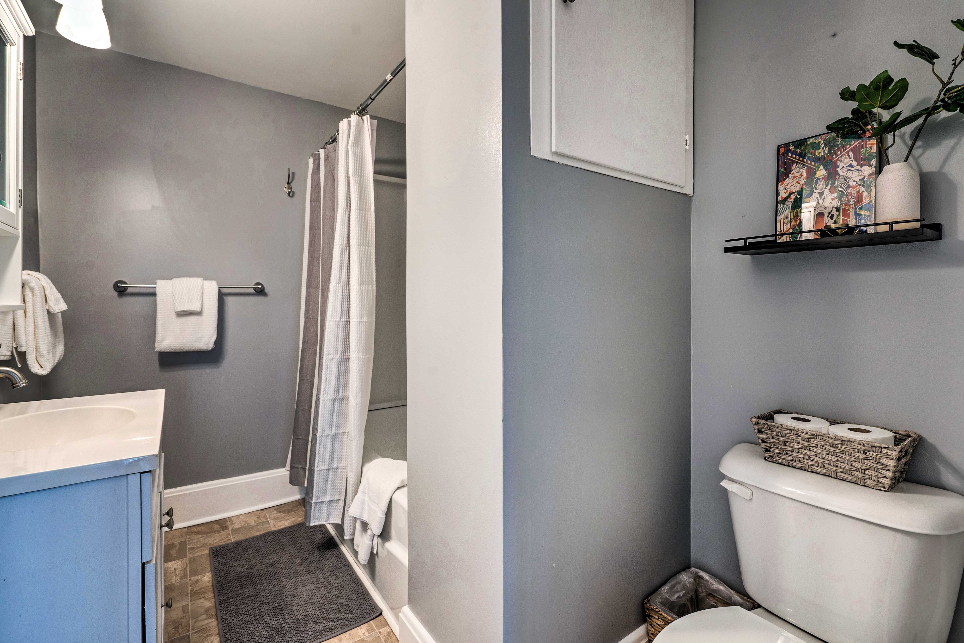 Full Bathroom | 1st Floor | Complimentary Toiletries | Hair Dryer
