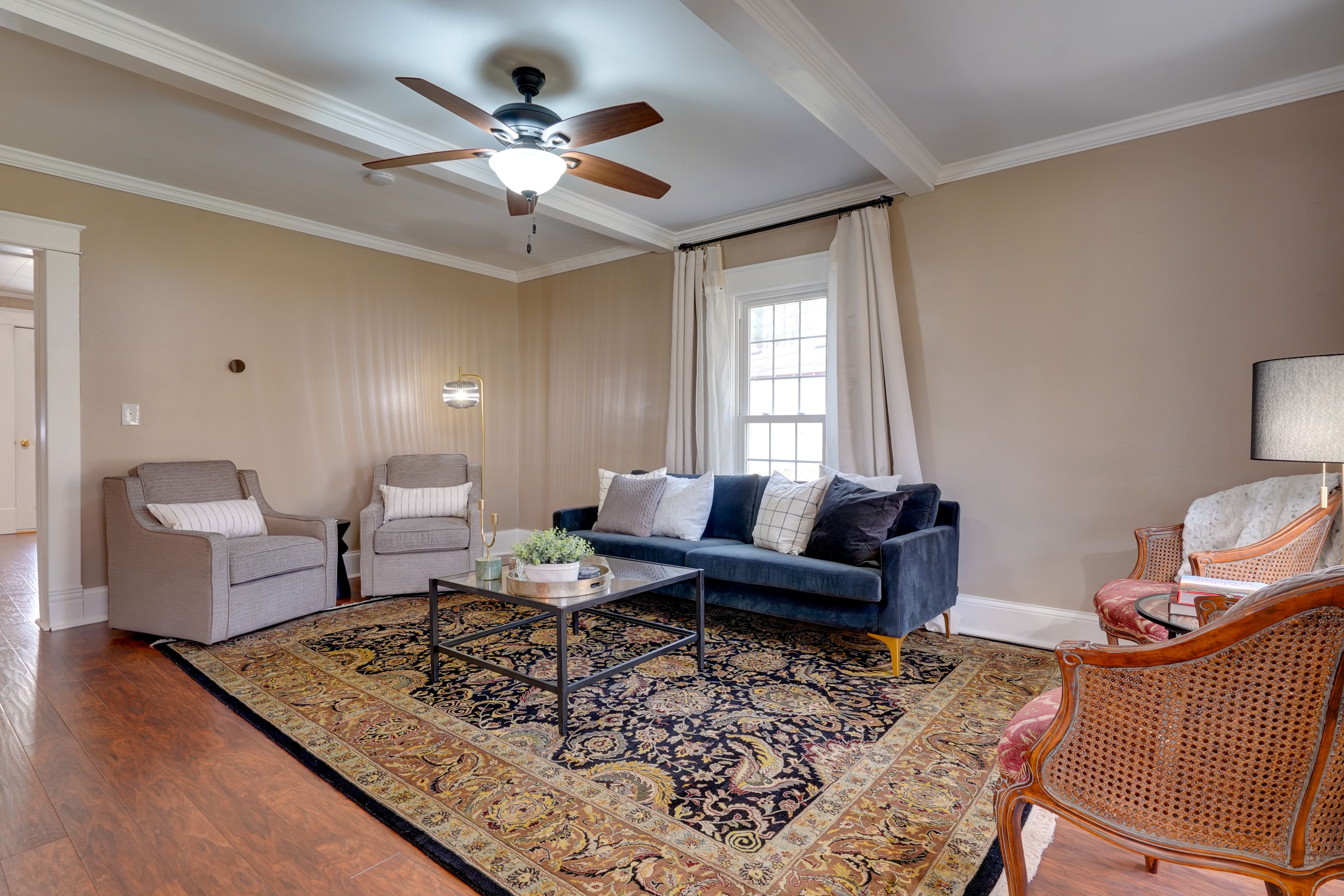 Living Room | 1st Floor | Smart TV | Free WiFi (600 Mbps) | Central A/C & Heat
