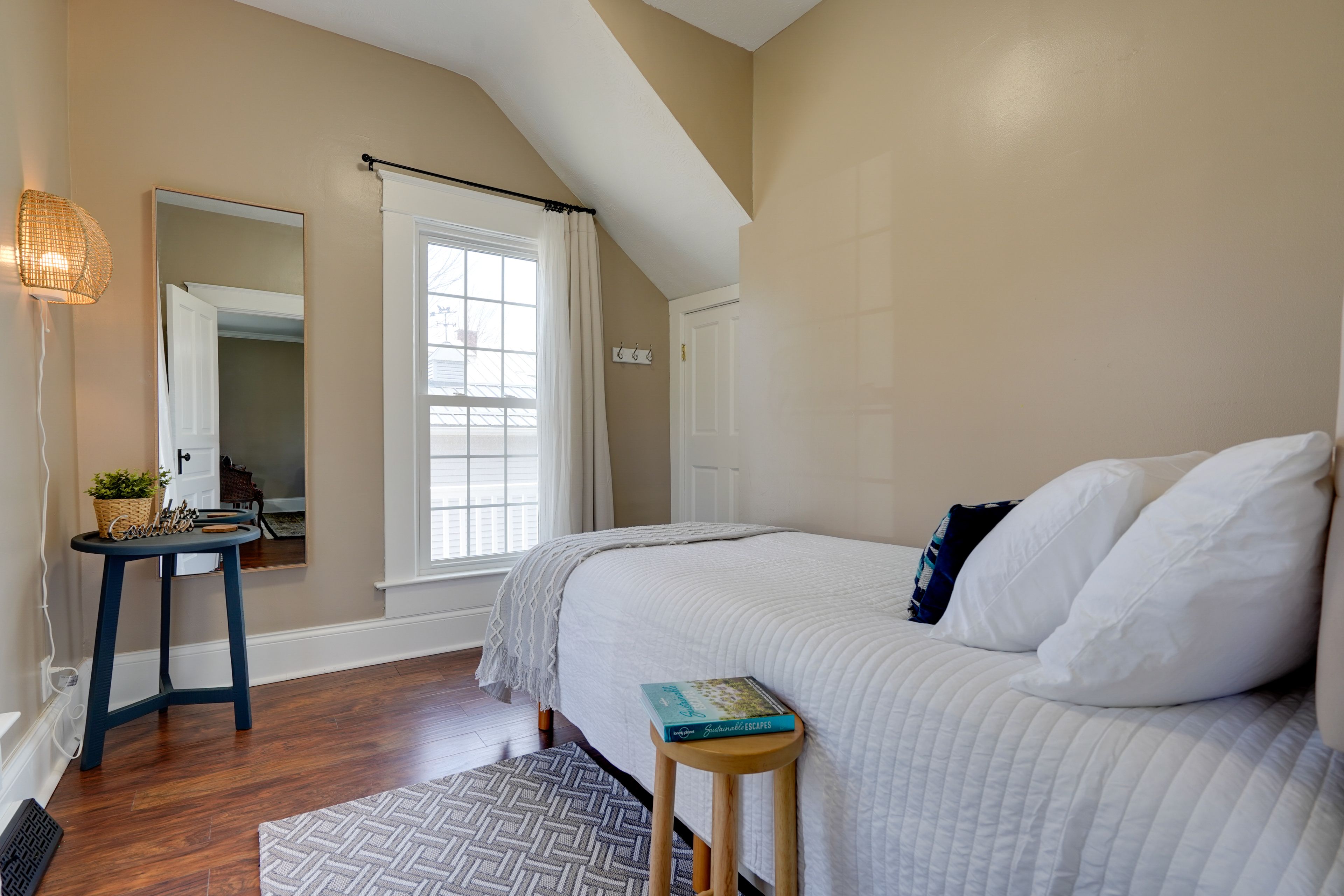 Bedroom 2 | Twin Bed | 1st Floor