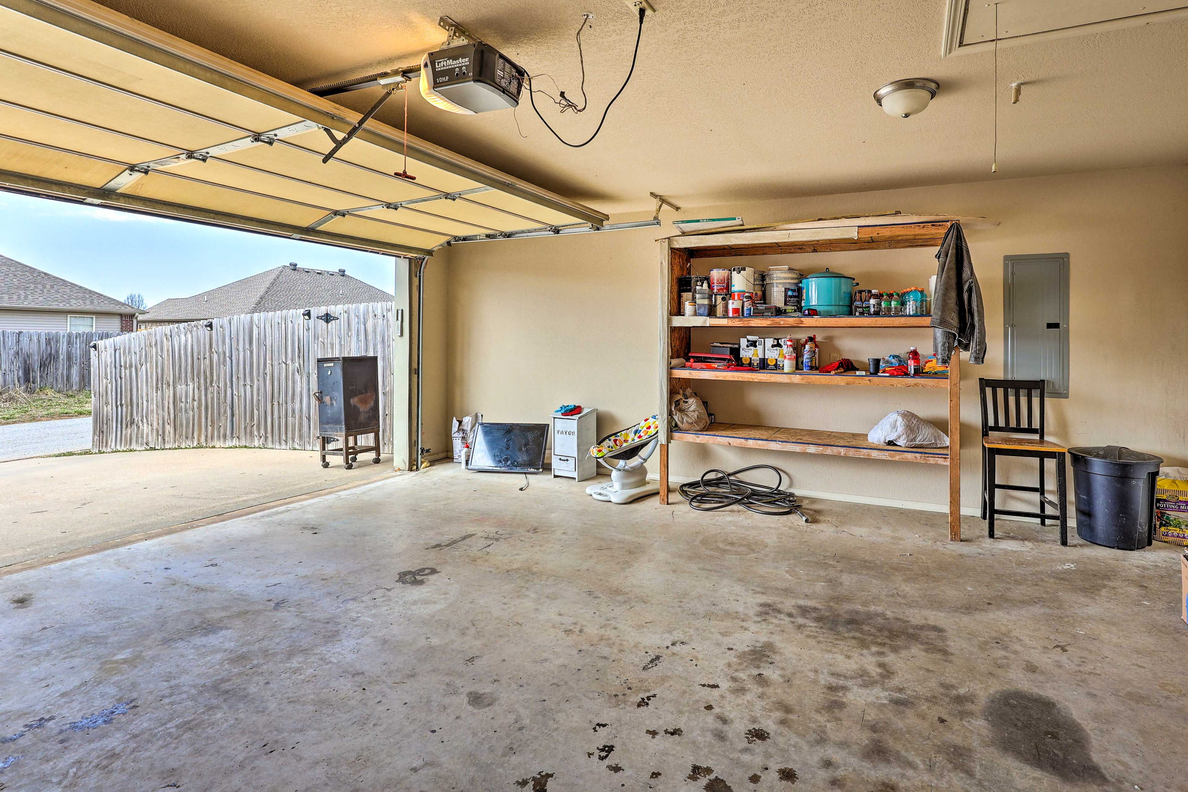 Parking | Garage (2 Vehicles) | Driveway (2 Vehicles)