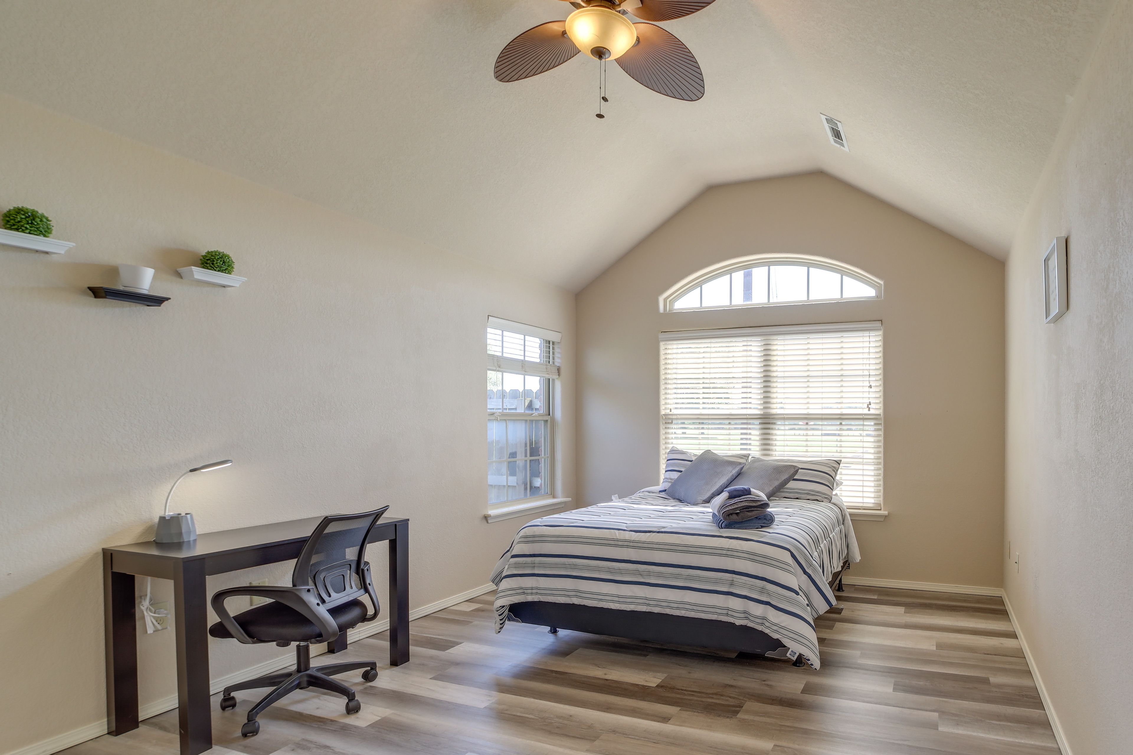 Bedroom 3 | Queen Bed