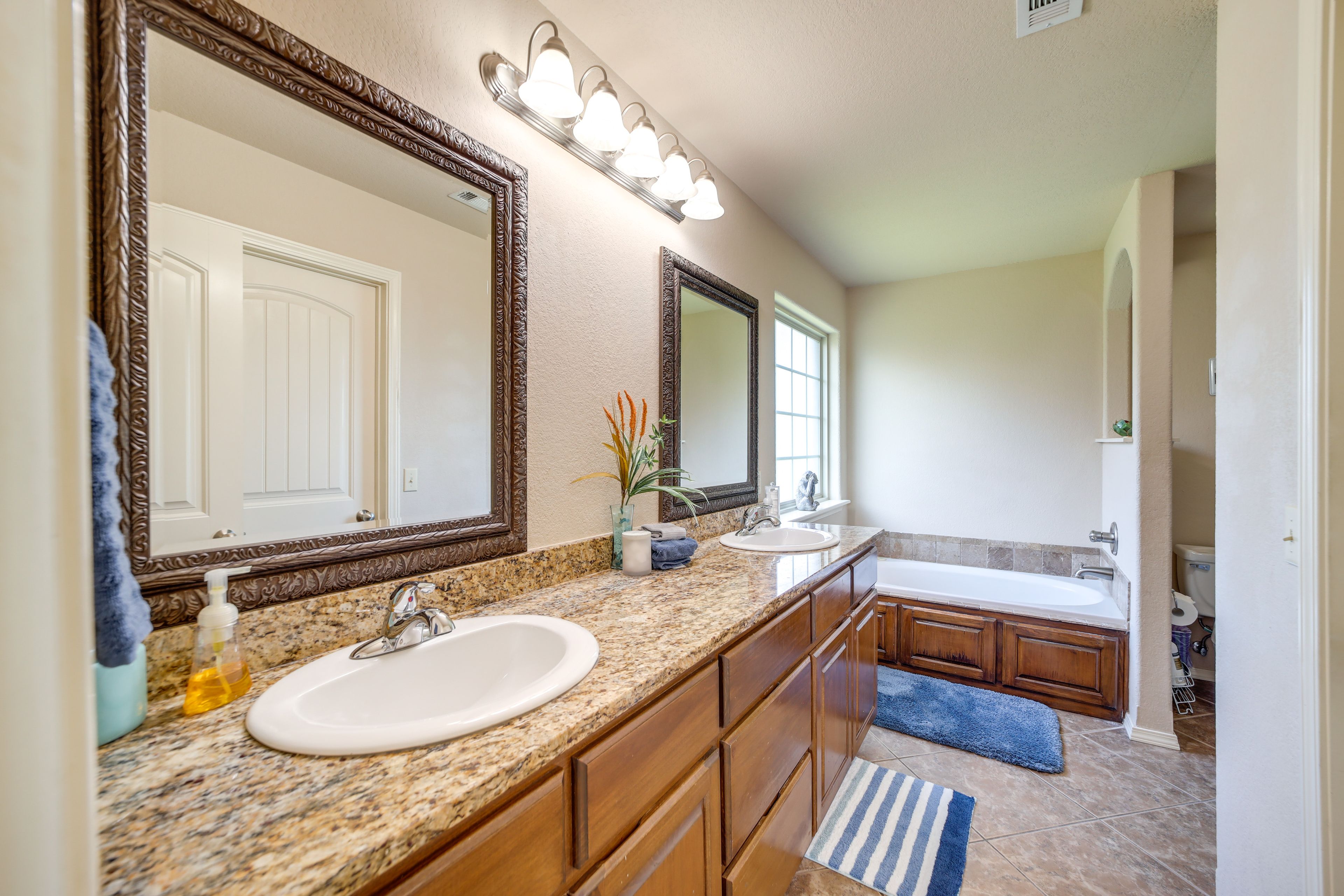 En-Suite Bathroom | Towels Provided | Jetted Tub