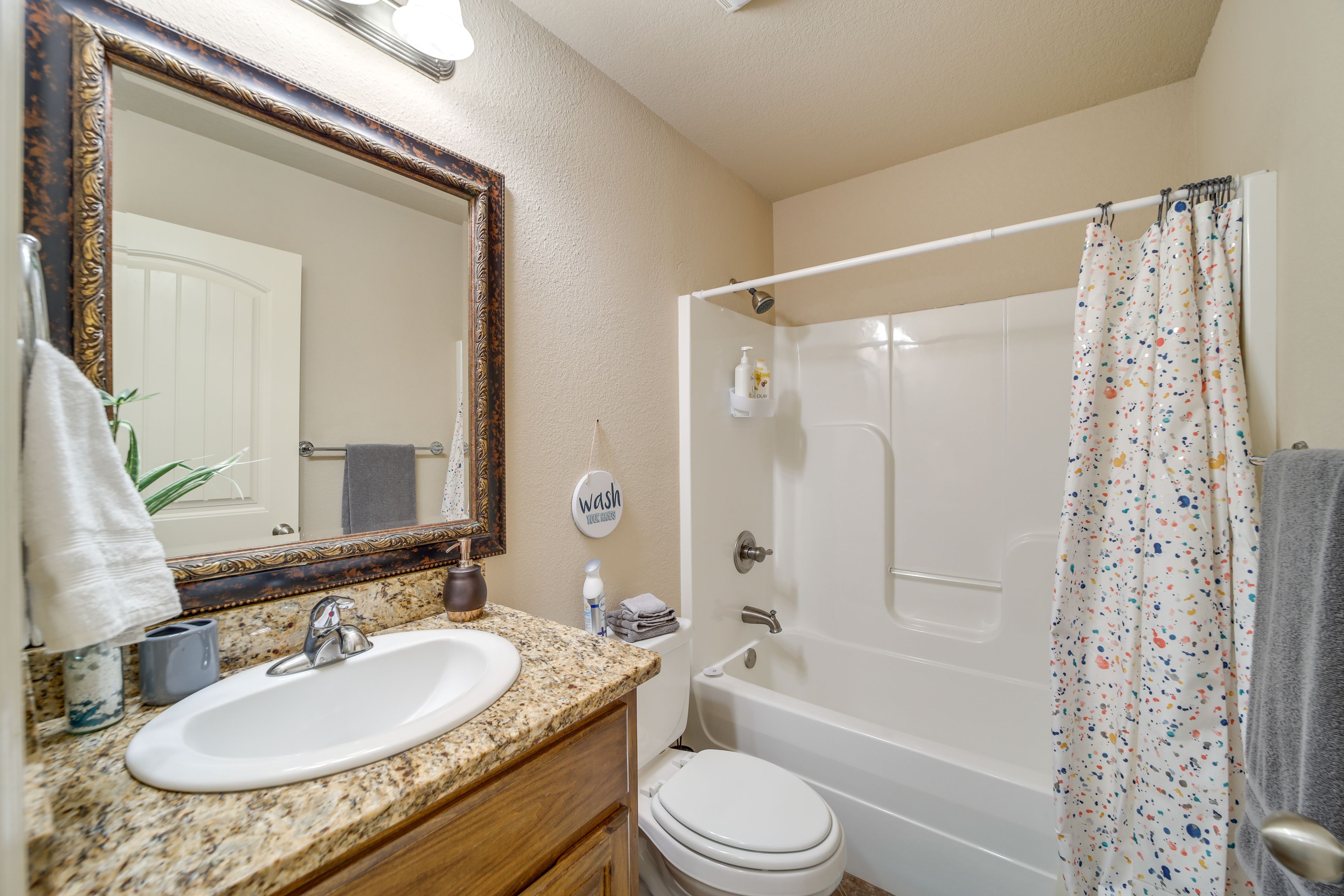 Full Bathroom | Complimentary Toiletries | Hair Dryer