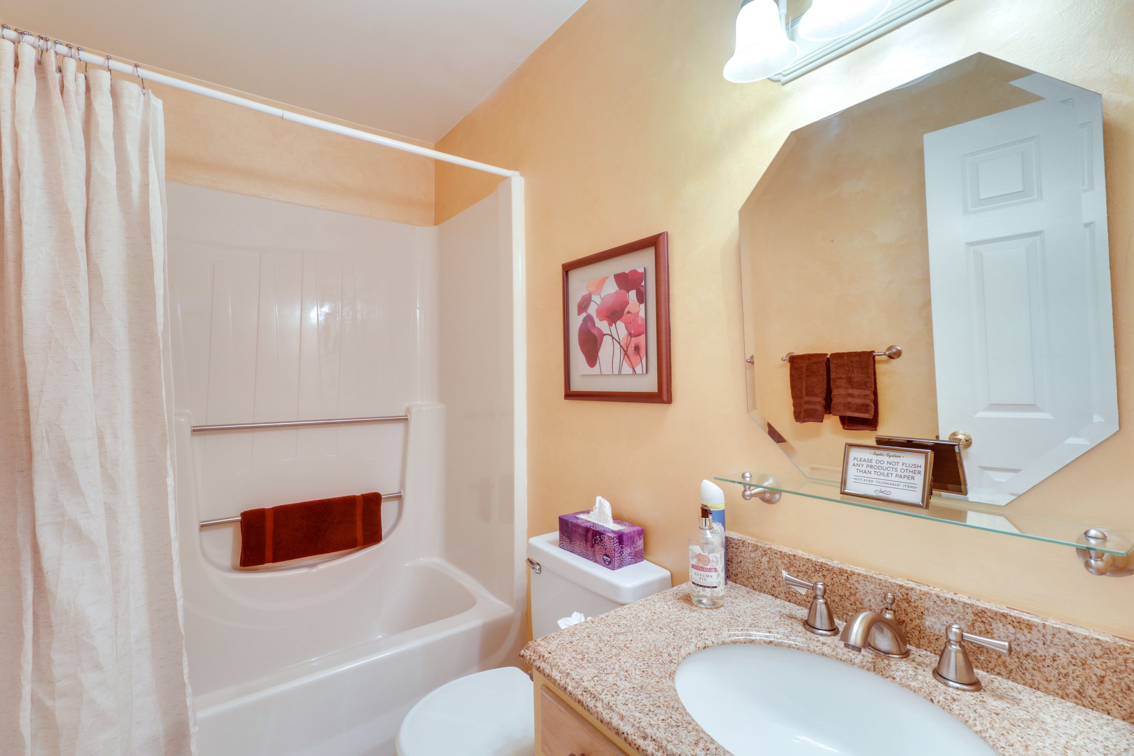 Full Bathroom | Towels Provided | Complimentary Toiletries