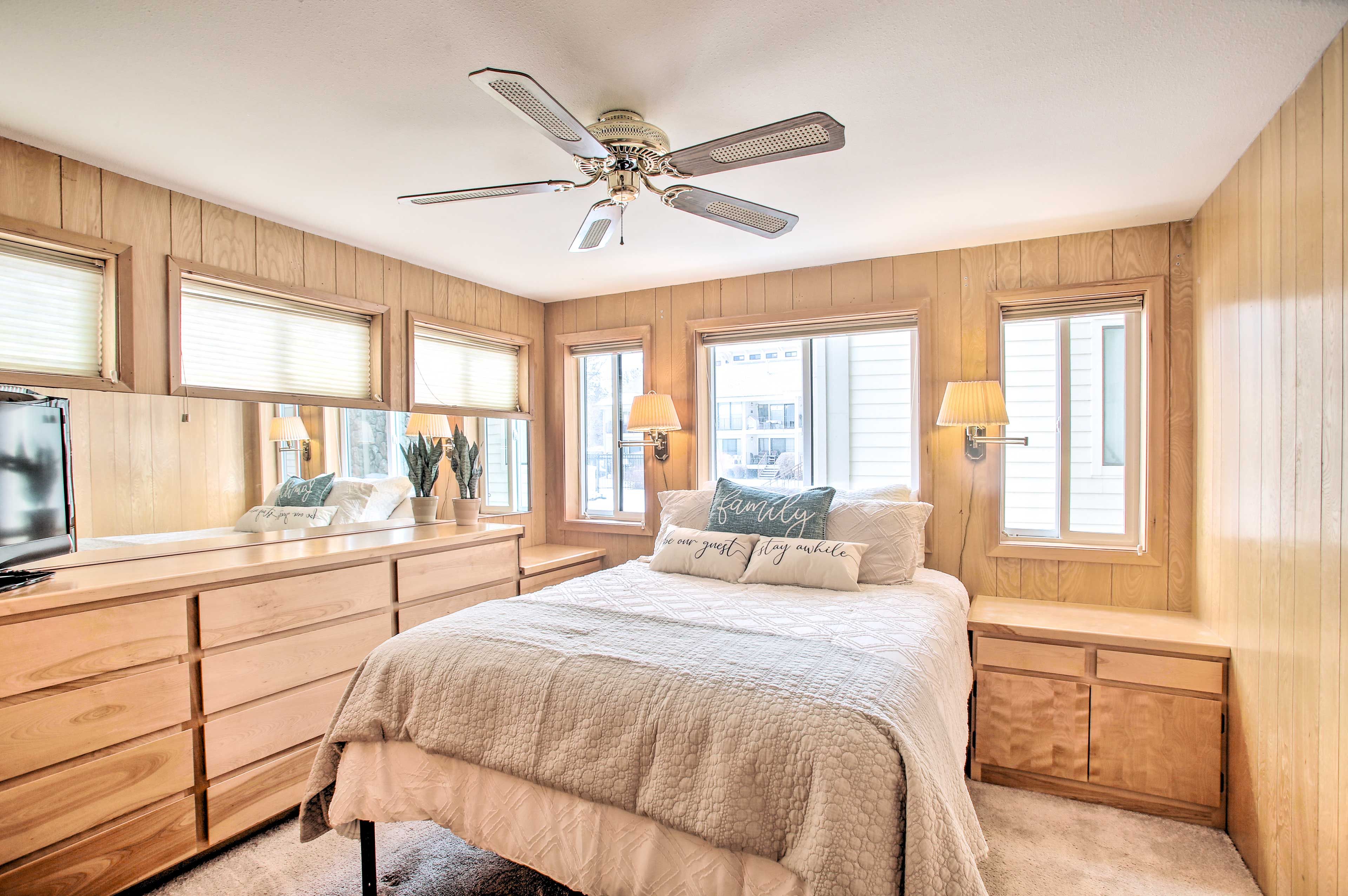Bedroom | Queen Bed